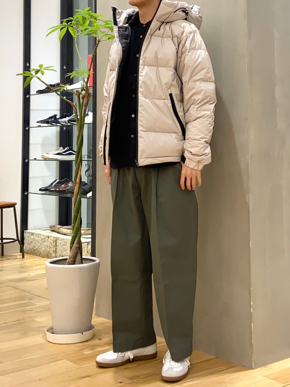 ベージュ系のダウンジャケット/コート、ブルー系のシャツ/ブラウス、グリーン系のその他パンツを着用したメンズの冬コーディネートの2枚目の写真