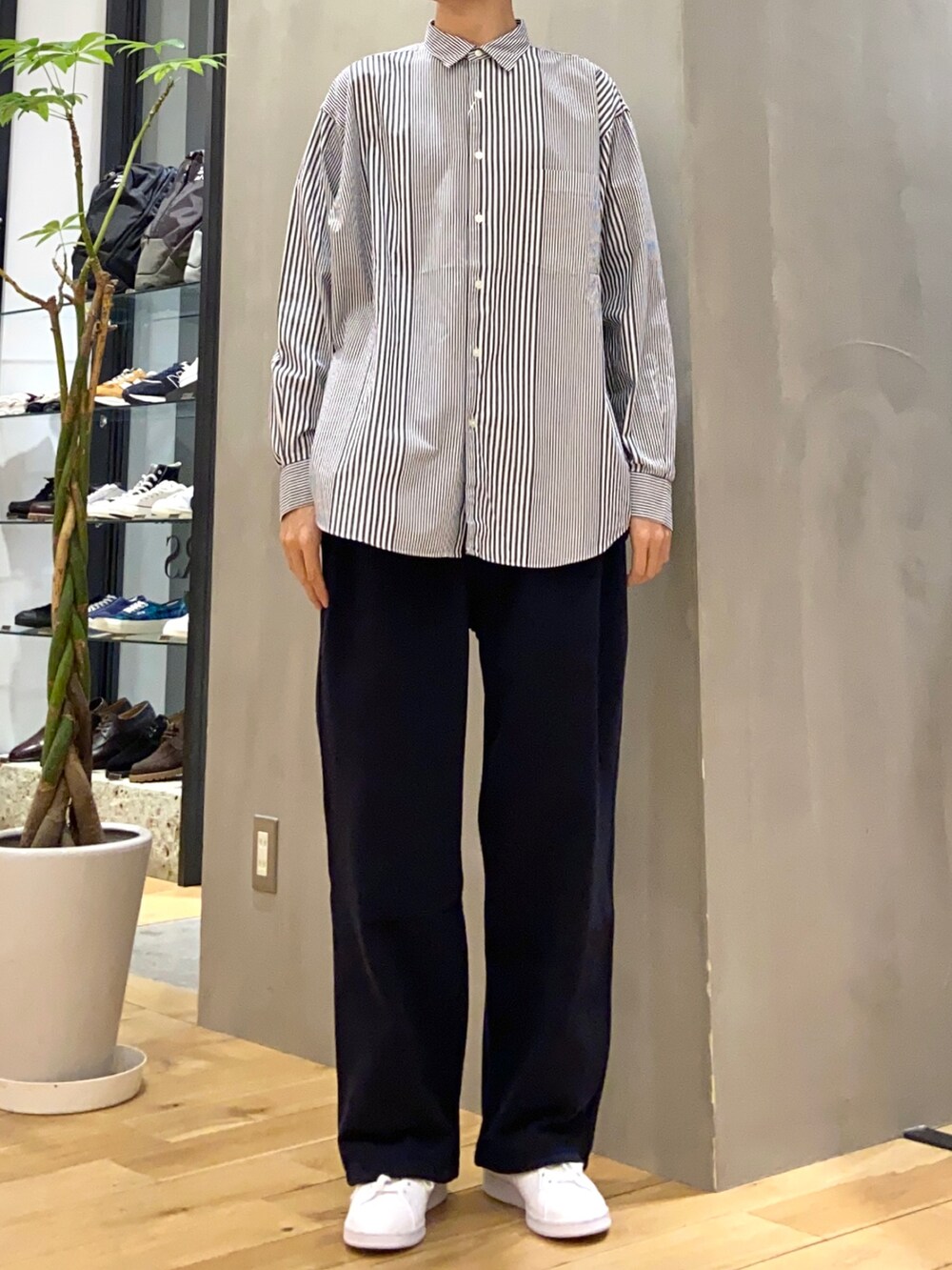 ホワイト系のカーディガン/ボレロ、ブルー系のシャツ/ブラウス、ブラック系のスニーカーを着用したメンズの冬コーディネートの2枚目の写真