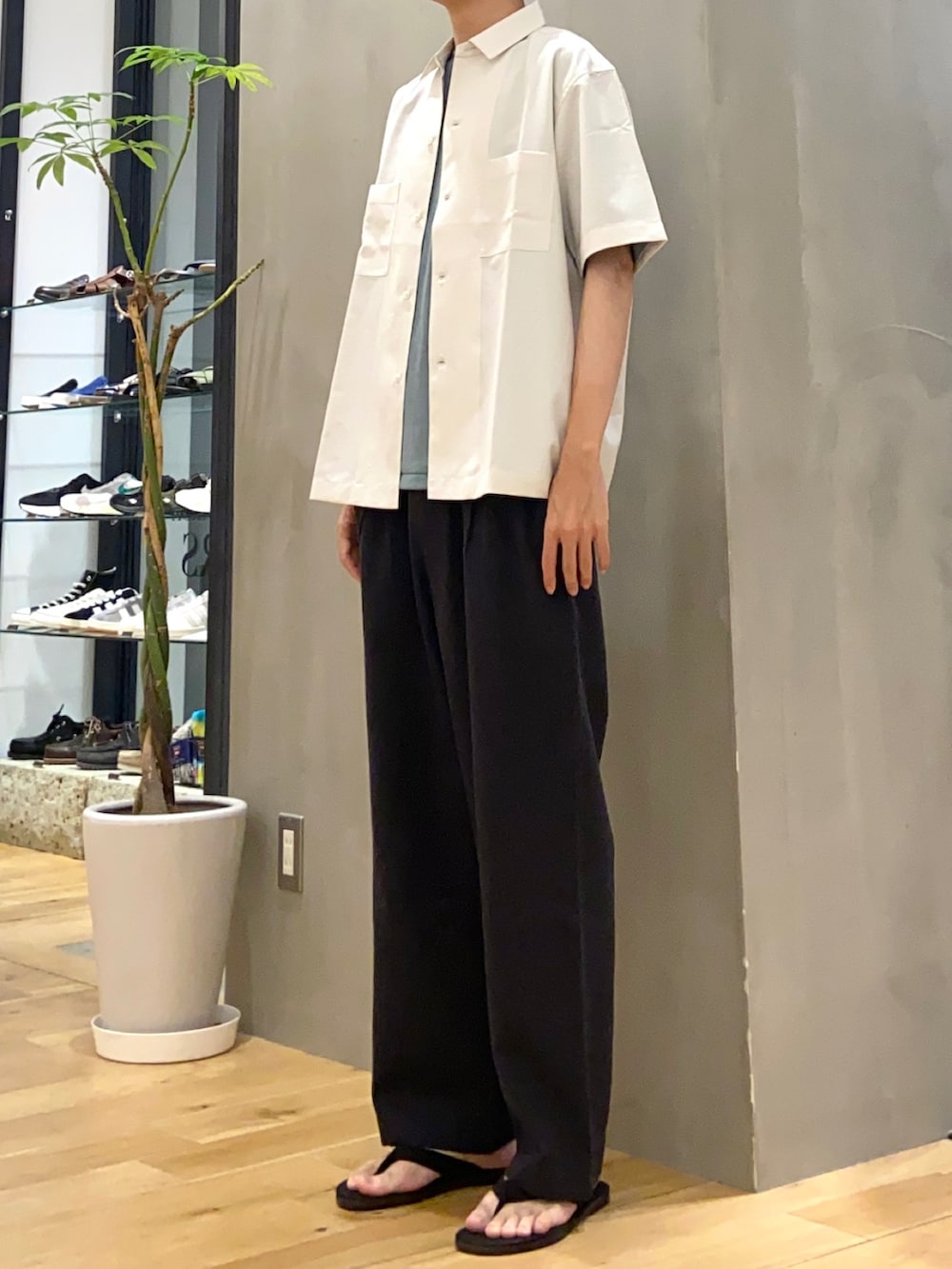 ホワイト系のシャツ/ブラウス、グリーン系のTシャツ/カットソー、ブラック系のその他パンツを着用したメンズの夏コーディネートの3枚目の写真