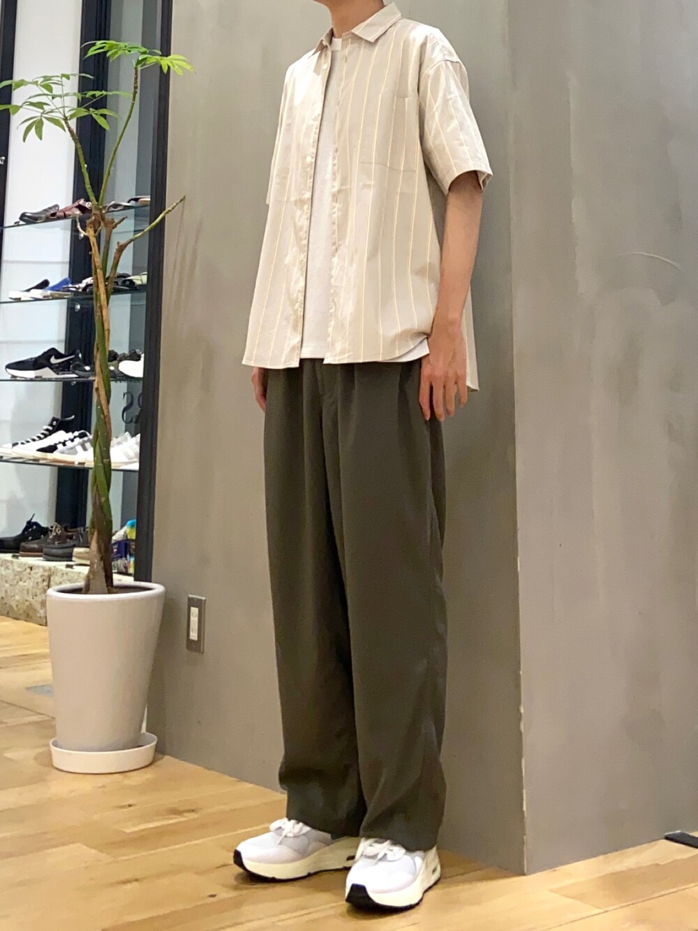 ベージュ系のシャツ/ブラウス、グレー系のTシャツ/カットソー、グリーン系のその他パンツを着用したメンズの夏コーディネートの3枚目の写真