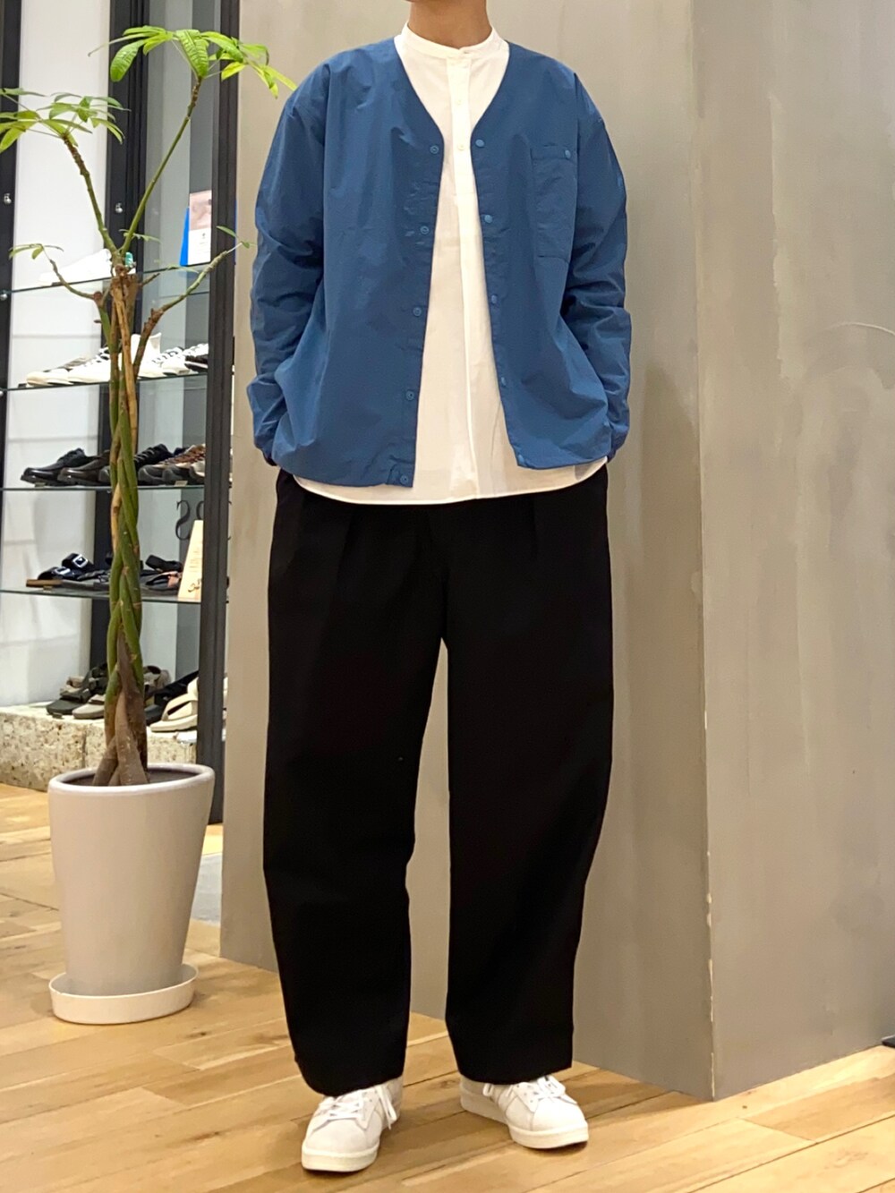 ホワイト系のシャツ/ブラウス、ブルー系のナイロンジャケット、ベージュ系のスニーカーを着用したメンズの春コーディネートの2枚目の写真