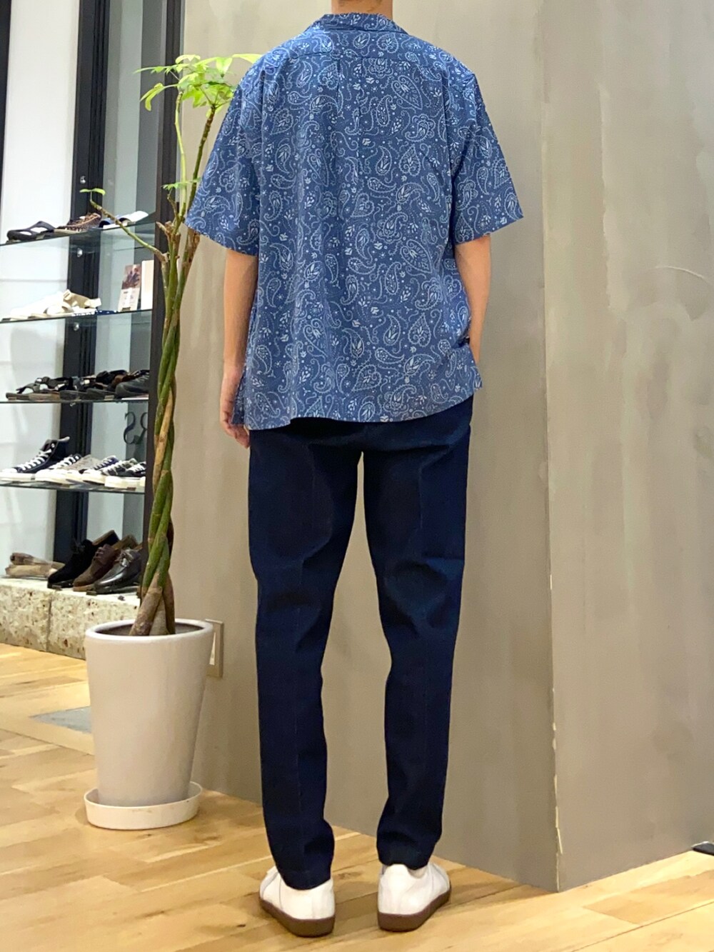 ブルー系のシャツ/ブラウス、ブラック系のTシャツ/カットソー、ホワイト系のスニーカーを着用したメンズの夏コーディネートの3枚目の写真
