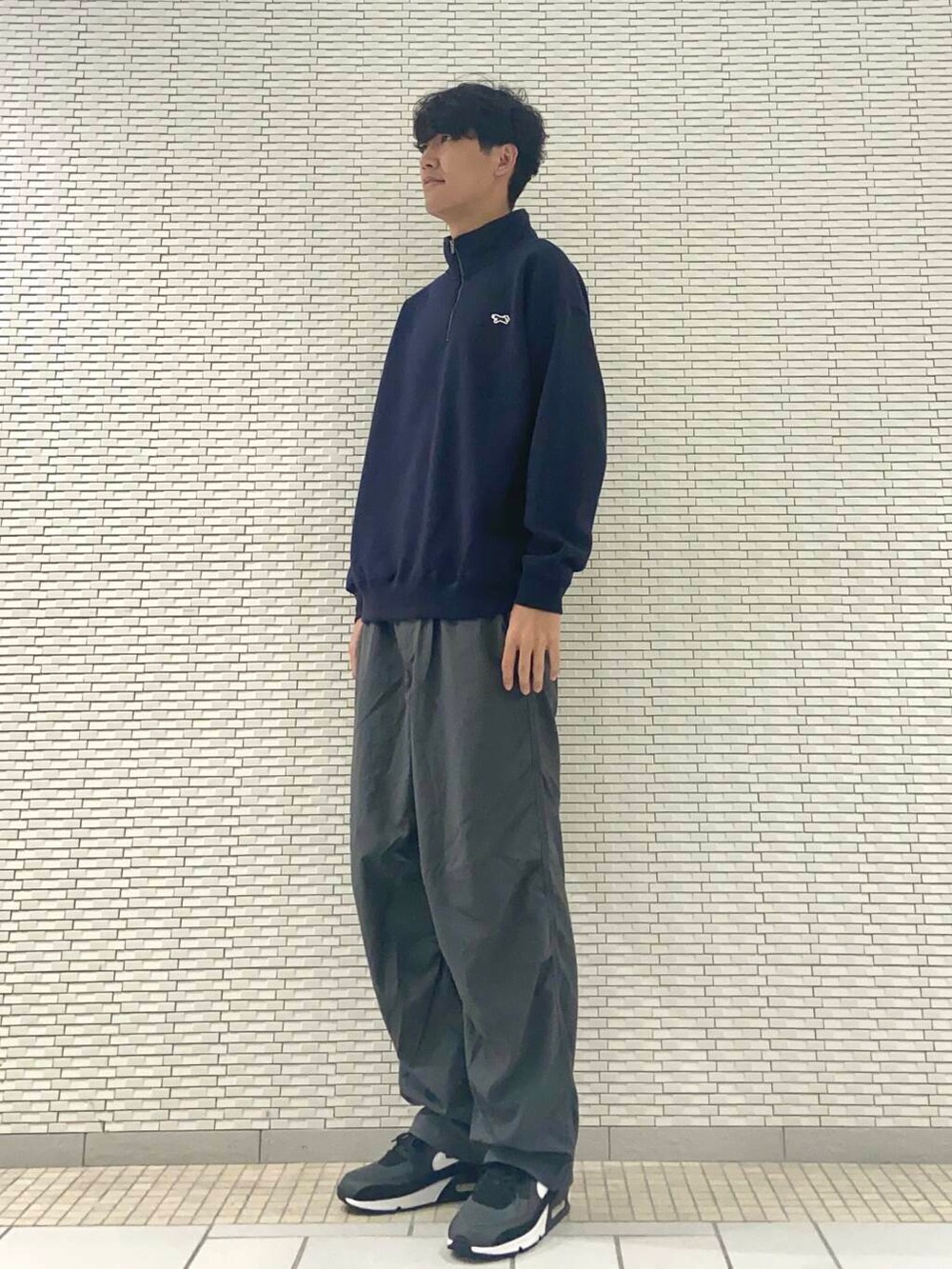 グレー系のその他パンツ、ブルー系のスウェット、グレー系のスニーカーを着用したメンズの秋コーディネートの2枚目の写真