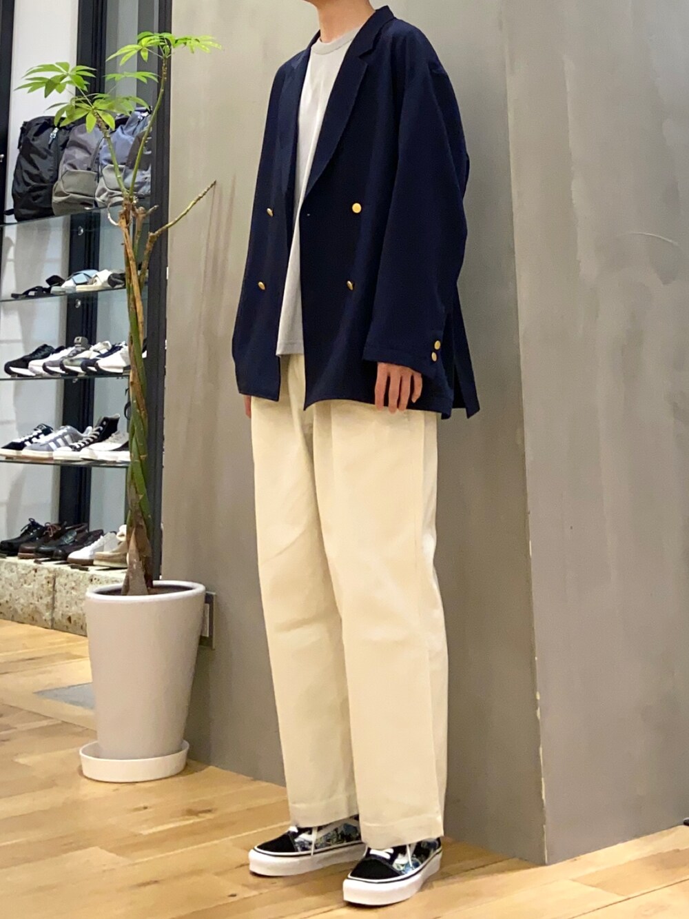 ブルー系のテーラードジャケット、グレー系のTシャツ/カットソー、ホワイト系のその他パンツを着用したメンズの春コーディネートの3枚目の写真