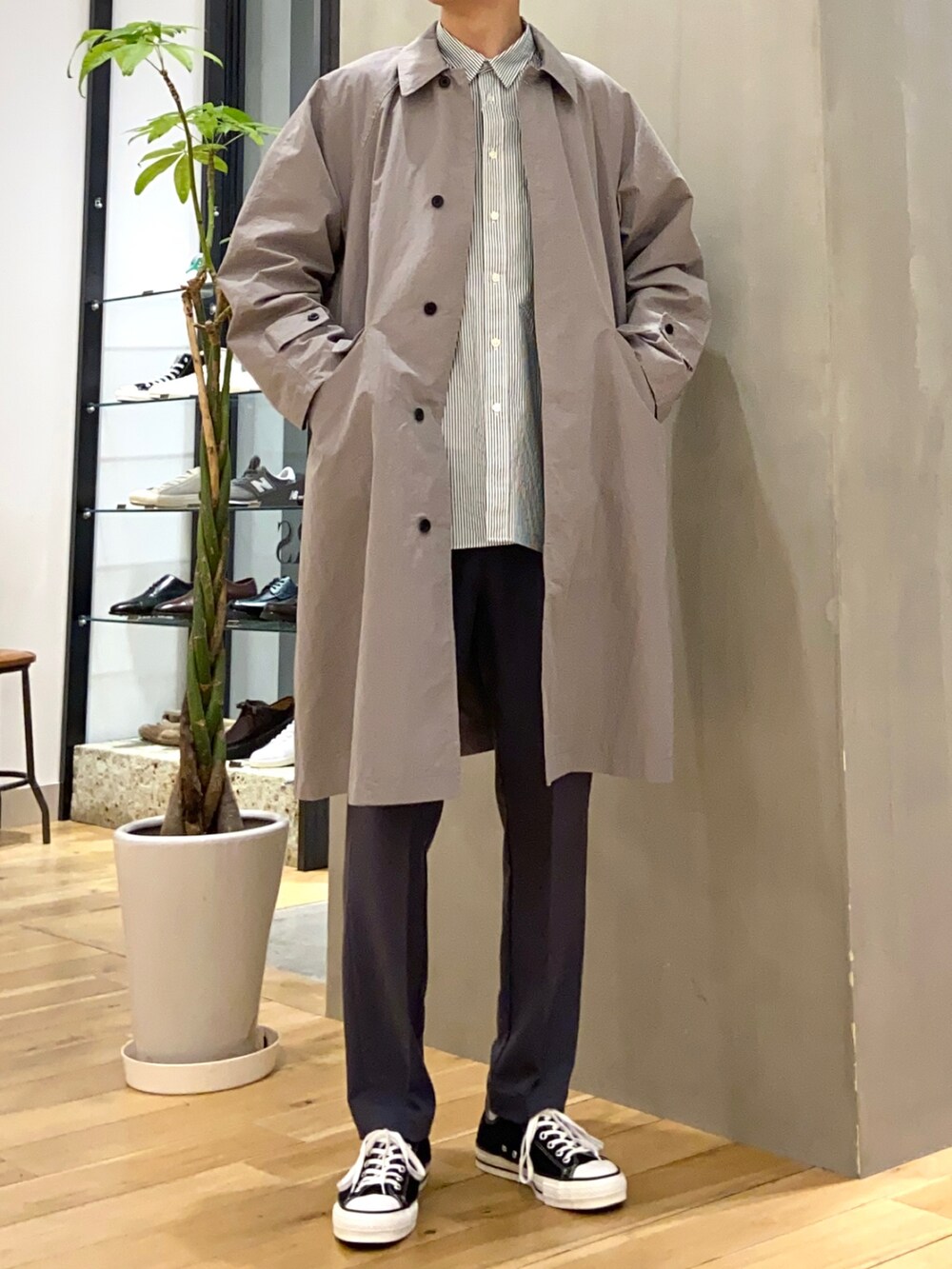 グレー系のステンカラーコート、グリーン系のシャツ/ブラウス、ブルー系のその他パンツを着用したメンズの冬コーディネートの4枚目の写真