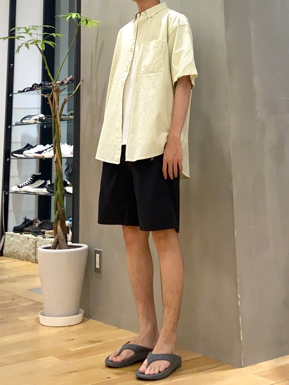 イエロー系のシャツ/ブラウス、ホワイト系のTシャツ/カットソー、ブラック系のその他パンツを着用したメンズの夏コーディネートの3枚目の写真