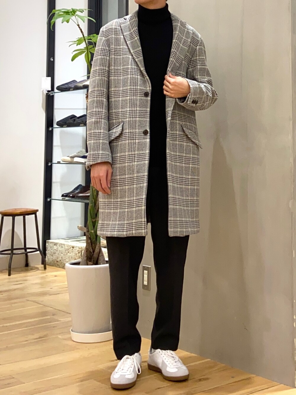その他のチェスターコート、ブラック系のニット/セーター、グレー系のその他パンツを着用したメンズの冬コーディネートの3枚目の写真