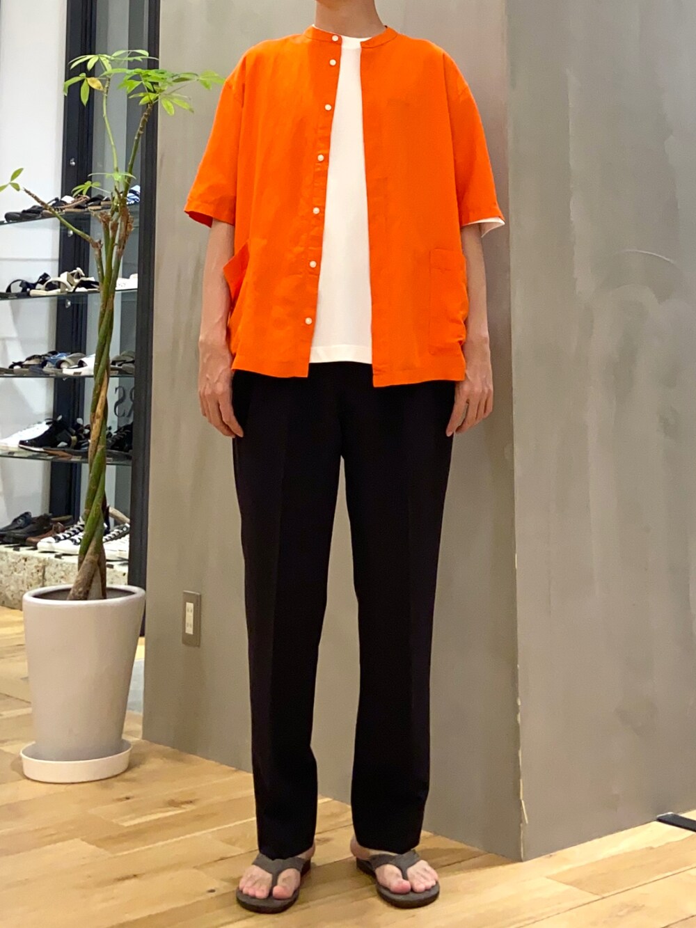 オレンジ系のシャツ/ブラウス、ホワイト系のTシャツ/カットソー、グレー系のサンダルを着用したメンズの夏コーディネートの4枚目の写真