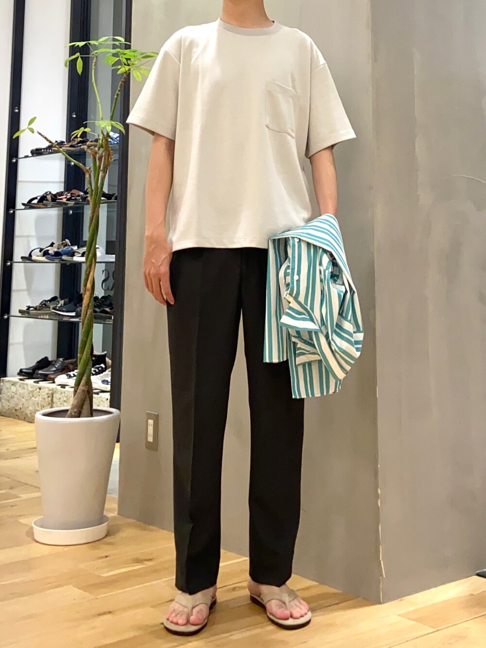 グリーン系のシャツ/ブラウス、ホワイト系のTシャツ/カットソー、グリーン系のその他パンツを着用したメンズの夏コーディネートの3枚目の写真
