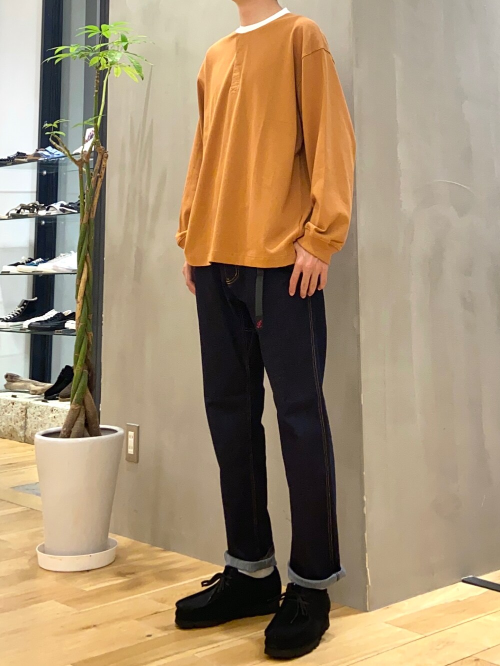 ブラウン系のTシャツ/カットソー、ブルー系のその他パンツ、ブラック系のその他シューズを着用したメンズの秋コーディネートの2枚目の写真
