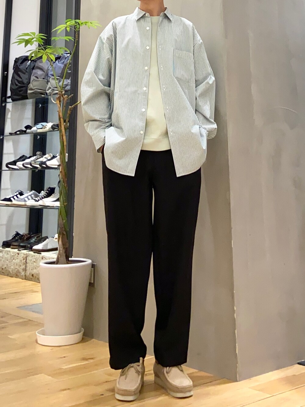 グリーン系のシャツ/ブラウス、グリーン系のTシャツ/カットソー、ブラック系のその他パンツを着用したメンズの春コーディネートの2枚目の写真