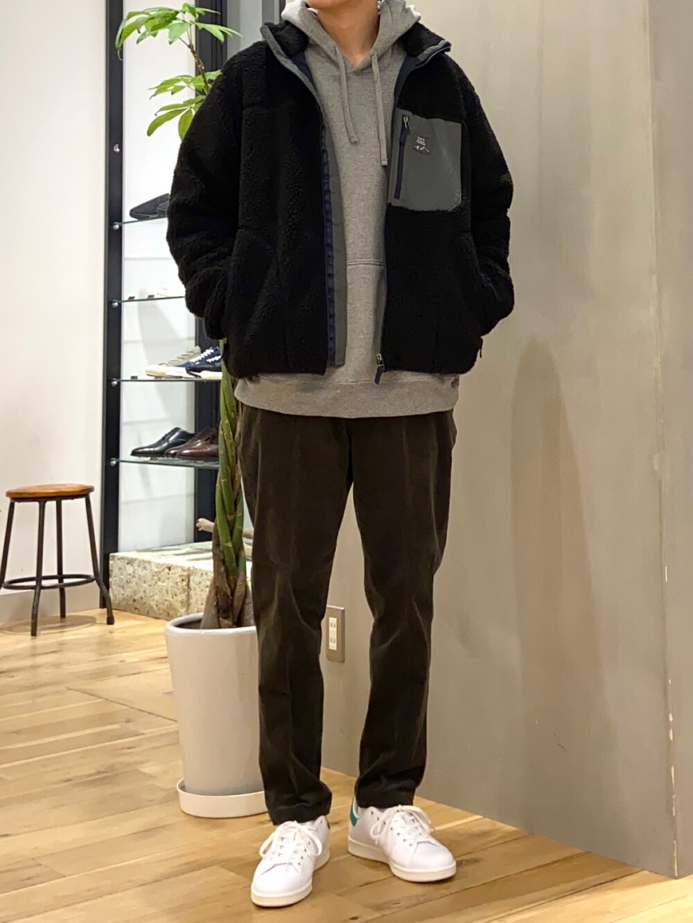 「スウェット、パーカー、冬コーデ、コーデュロイパンツ、パタゴニア、patagonia、白スニーカー、ボアジャケット、スタンスミス、URBAN RESEARCH DOORS」｜「URBAN RESEARCH DOORSの【XLサイズ/WEB限定】防風ボアジップブルゾン（ブルゾン、ブラック系）」を使った、ショウゴさん（メンズ・182cm）の冬コーディネートの3枚目の写真