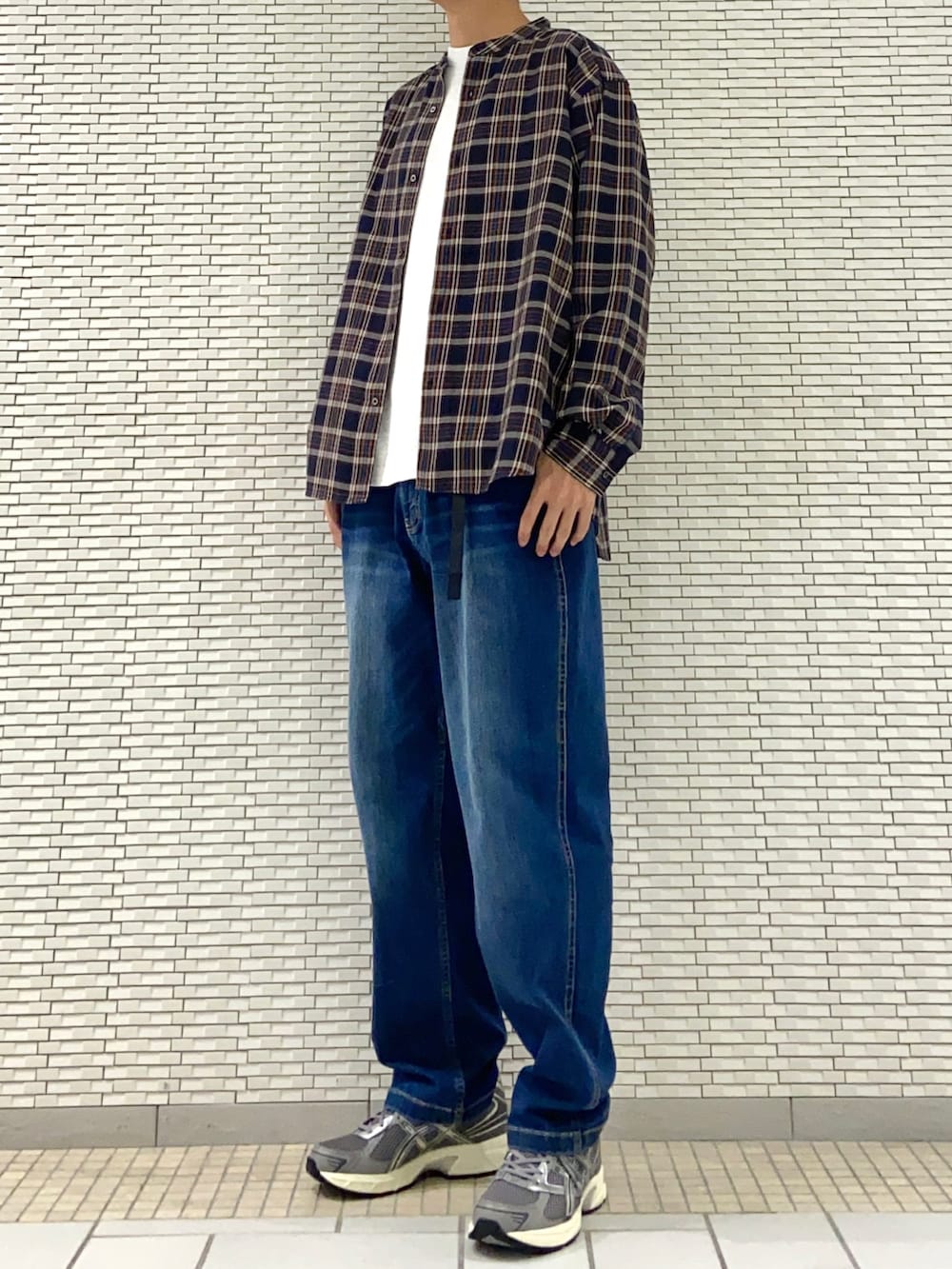 ブルー系のデニムパンツ、グレー系のスニーカー、ブラウン系のシャツ/ブラウスを着用したメンズの秋コーディネートの2枚目の写真