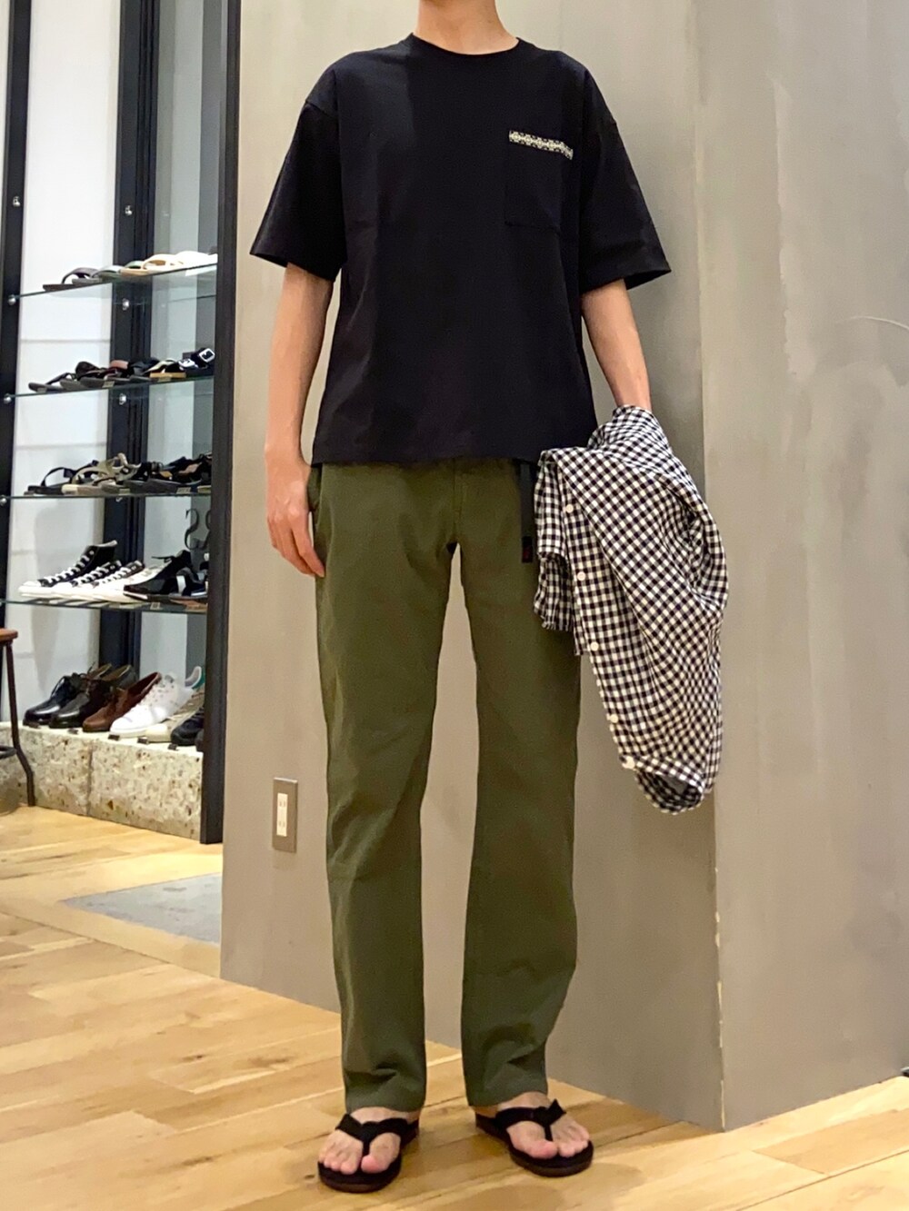 ホワイト系のシャツ/ブラウス、ブラック系のTシャツ/カットソー、ブラック系のサンダルを着用したメンズの夏コーディネートの2枚目の写真