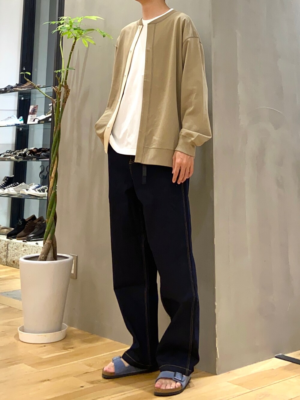 ベージュ系のカーディガン/ボレロ、ホワイト系のTシャツ/カットソー、ブルー系のサンダルを着用したメンズの夏コーディネートの2枚目の写真