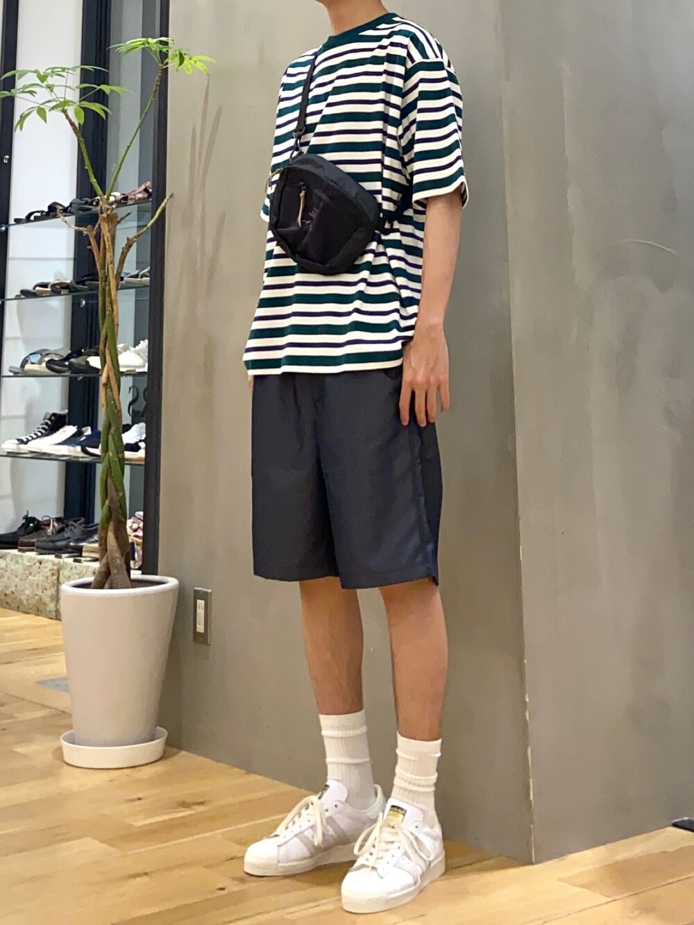 グリーン系のTシャツ/カットソー、ブラック系のショルダーバッグ、ブルー系のその他パンツを着用したメンズの夏コーディネートの2枚目の写真