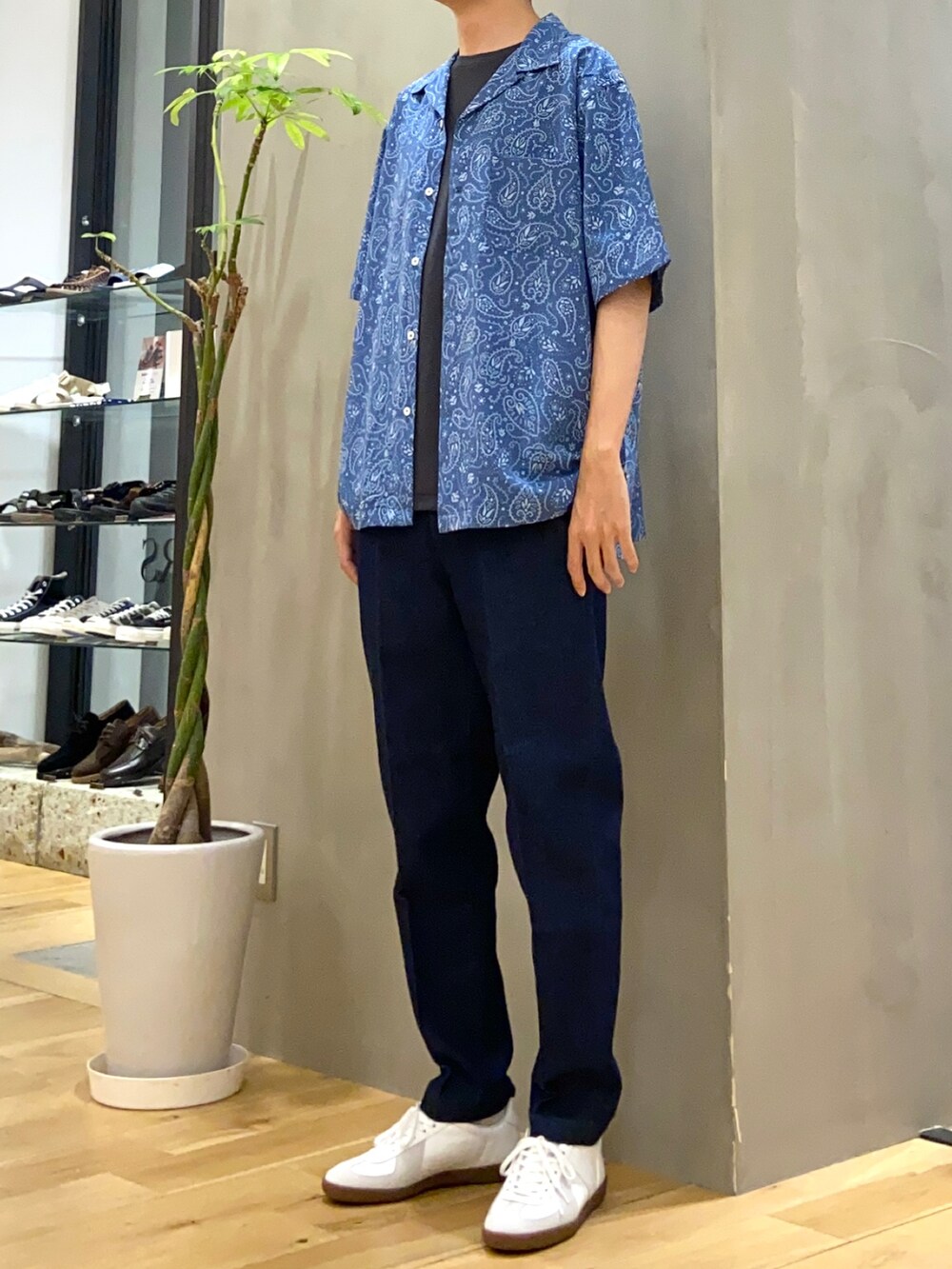 ブルー系のシャツ/ブラウス、ブラック系のTシャツ/カットソー、ホワイト系のスニーカーを着用したメンズの夏コーディネートの2枚目の写真