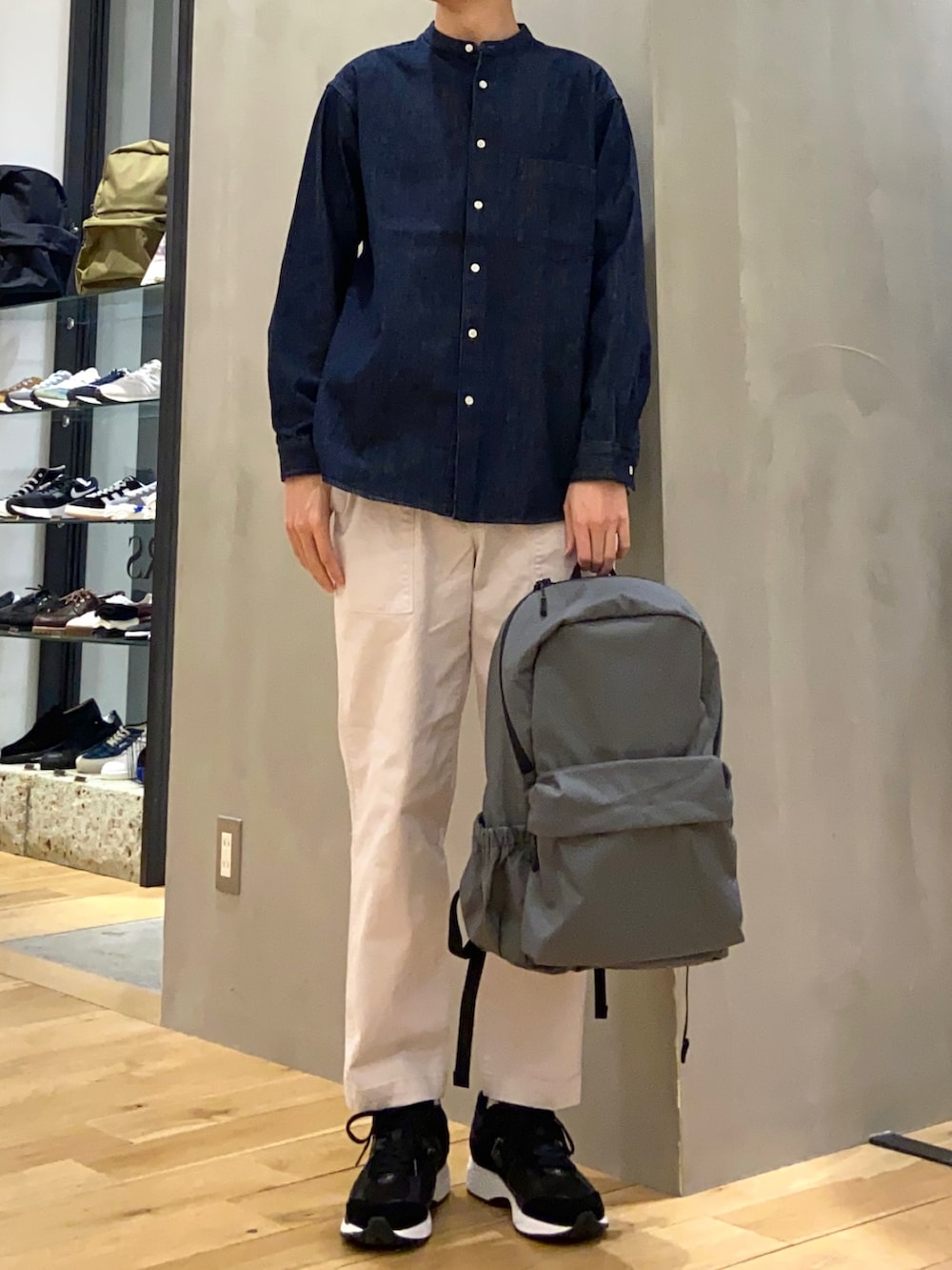 グレー系のマウンテンパーカー、ブルー系のシャツ/ブラウス、ホワイト系のその他パンツを着用したメンズの春コーディネートの2枚目の写真