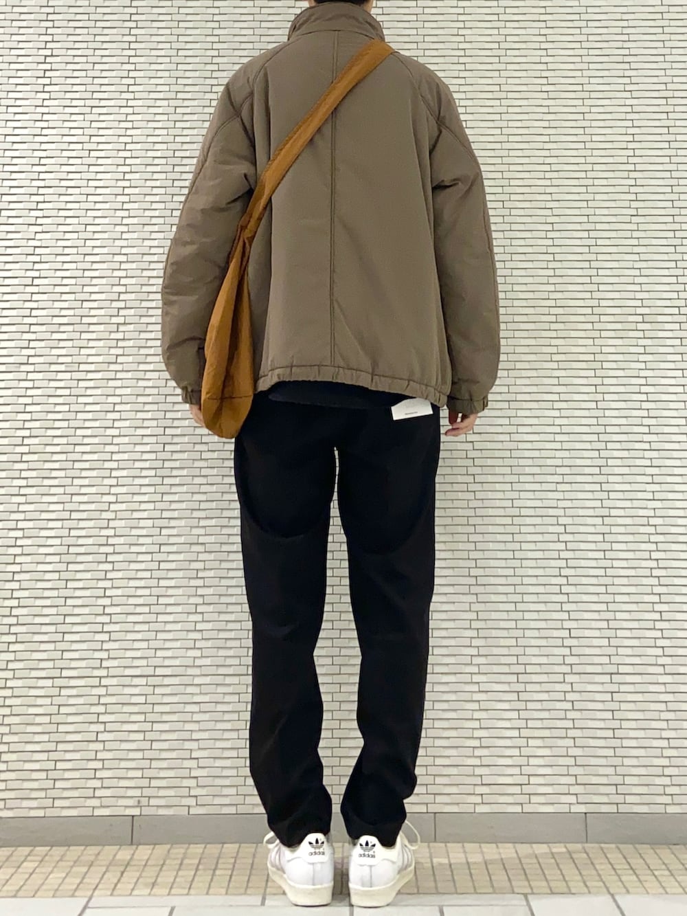 ブラウン系のブルゾン、ブラック系のシャツ/ブラウス、オレンジ系のショルダーバッグを着用したメンズの秋コーディネートの3枚目の写真