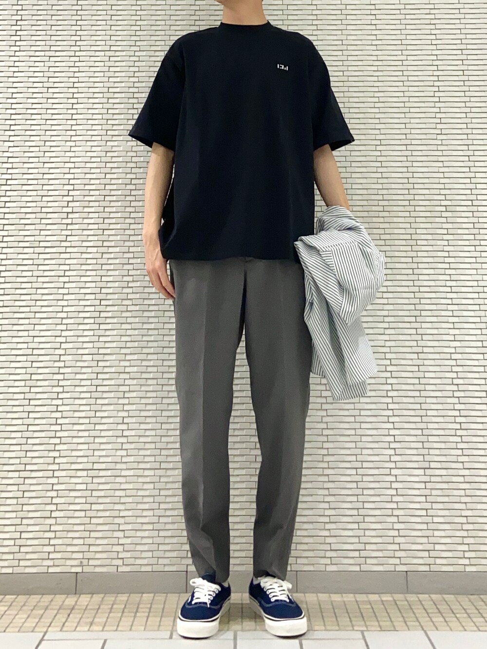 グリーン系のシャツ/ブラウス、ブラック系のTシャツ/カットソー、ブルー系のその他パンツを着用したメンズの春コーディネートの2枚目の写真