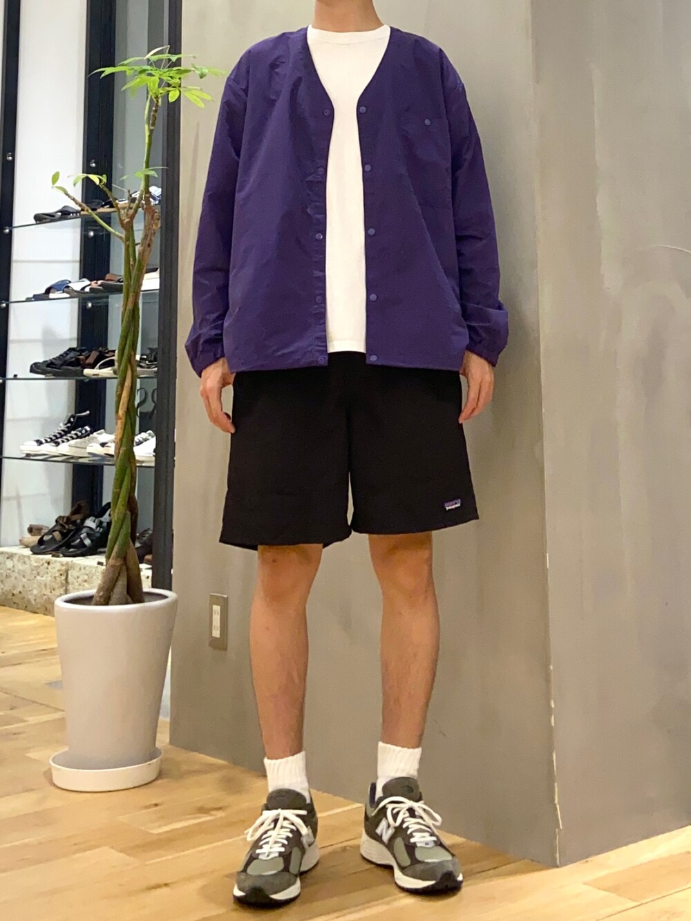 パープル系のブルゾン、ホワイト系のTシャツ/カットソー、ブルー系のその他を着用したメンズの夏コーディネートの4枚目の写真