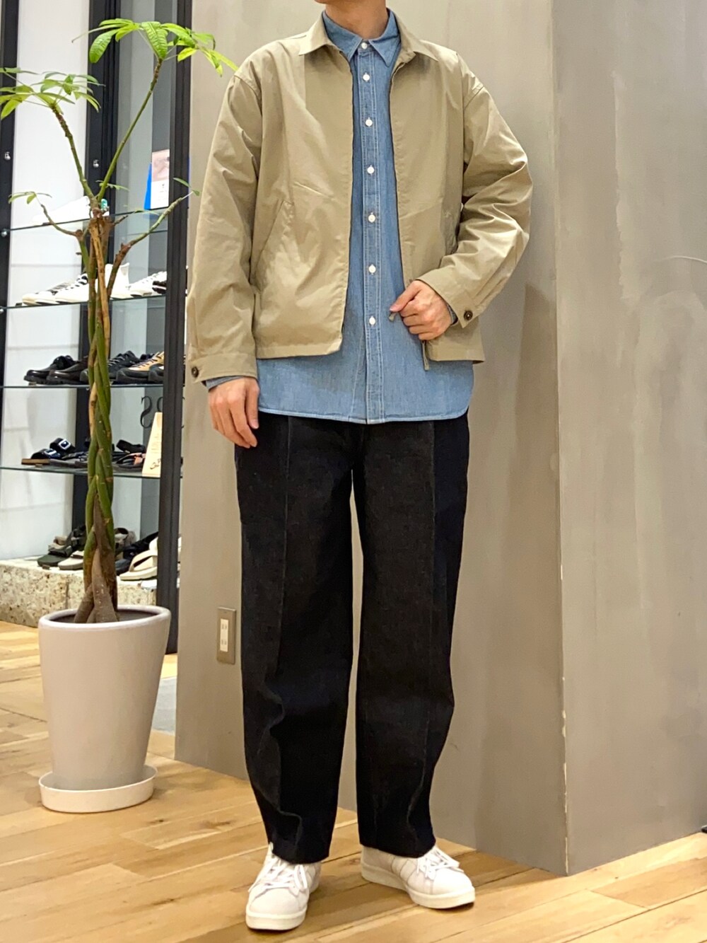 ベージュ系のブルゾン、ブルー系のシャツ/ブラウス、ベージュ系のスニーカーを着用したメンズの春コーディネートの3枚目の写真