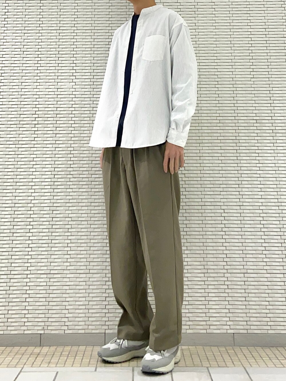 ブルー系のシャツ/ブラウス、グレー系のスウェット、グリーン系のその他パンツを着用したメンズの春コーディネートの3枚目の写真