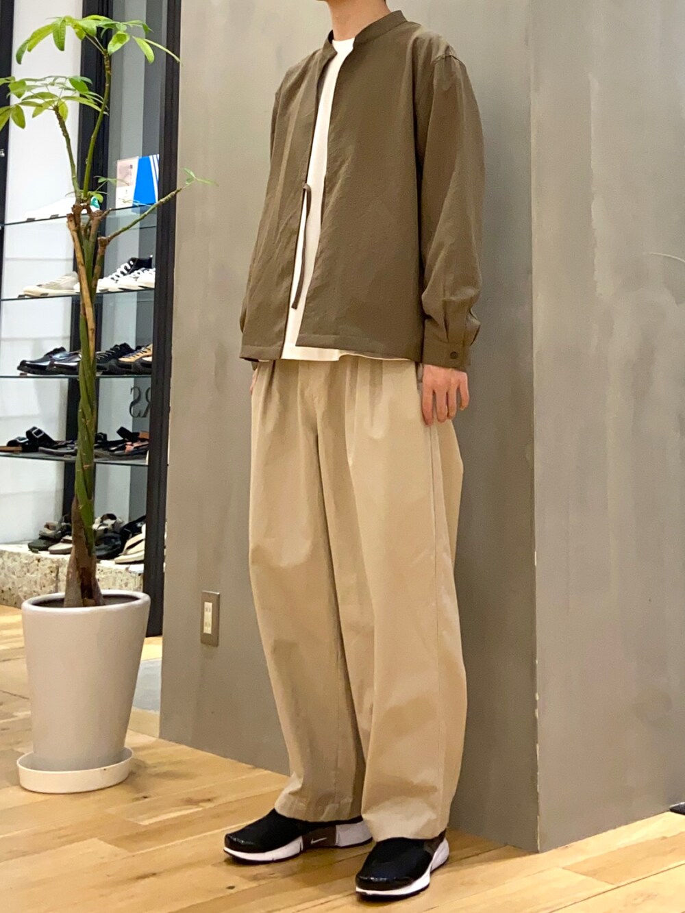グリーン系のブルゾン、ホワイト系のTシャツ/カットソー、ベージュ系のその他パンツを着用したメンズの春コーディネートの3枚目の写真