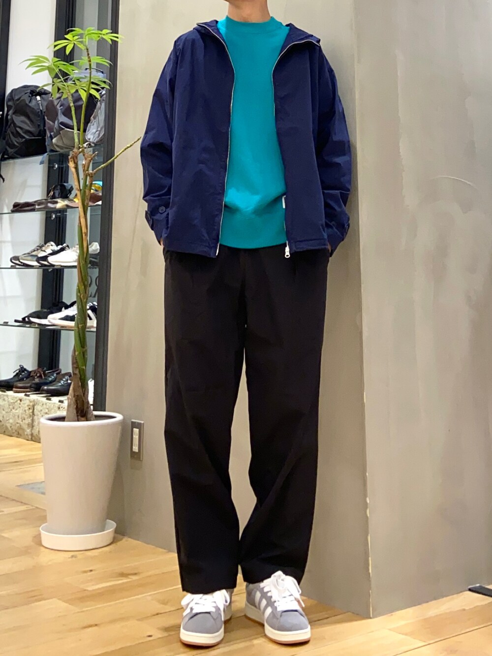 グリーン系のスウェット、グレー系のスニーカー、ブルー系のブルゾンを着用したメンズの春コーディネートの2枚目の写真