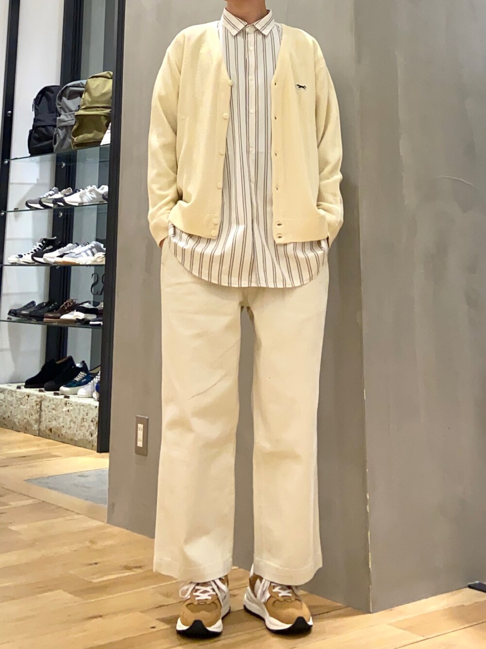 ホワイト系のカーディガン/ボレロ、ホワイト系のその他パンツ、ホワイト系のシャツ/ブラウスを着用したメンズの春コーディネートの4枚目の写真