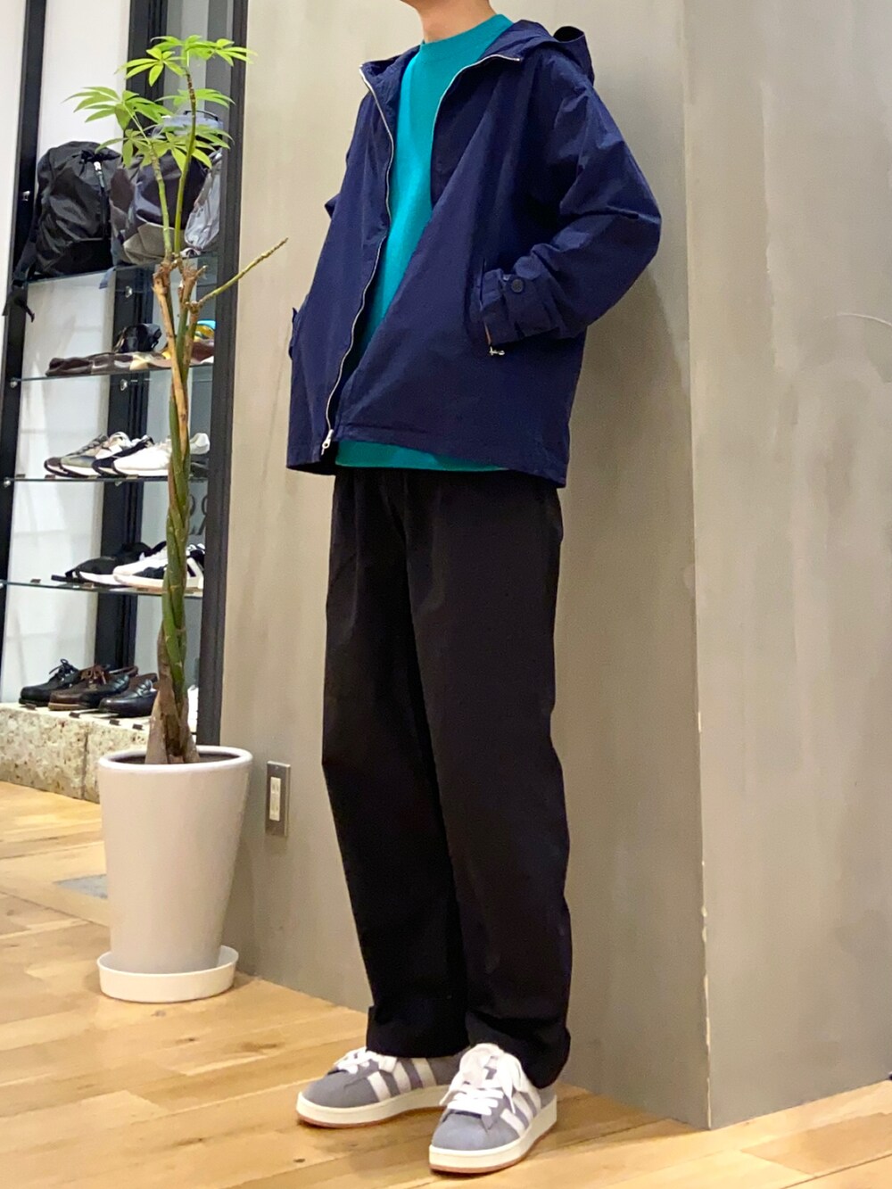 グリーン系のスウェット、グレー系のスニーカー、ブルー系のブルゾンを着用したメンズの春コーディネートの3枚目の写真