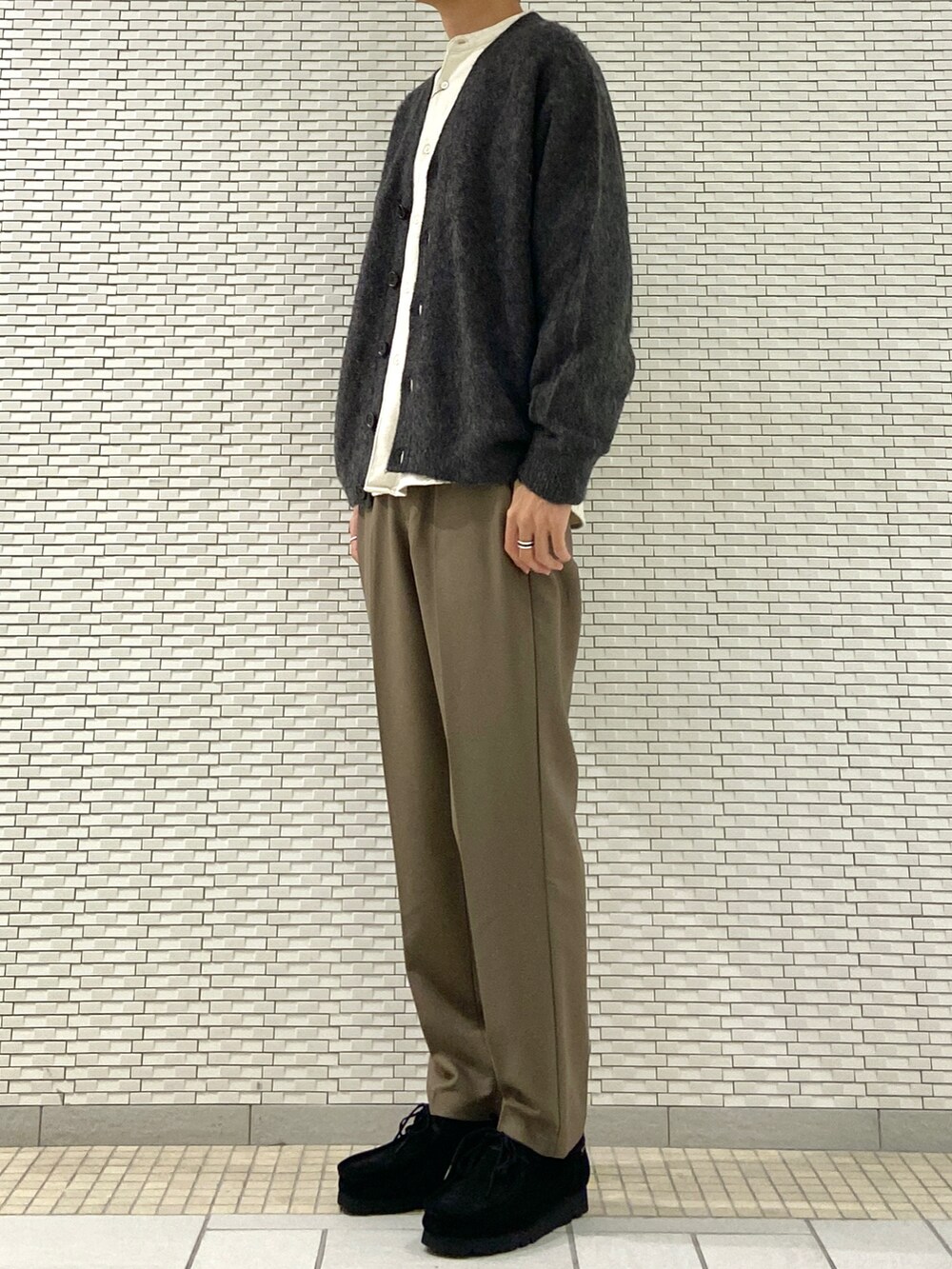 グレー系のカーディガン/ボレロ、ベージュ系のシャツ/ブラウス、ブラウン系のその他パンツを着用したメンズの秋コーディネートの3枚目の写真