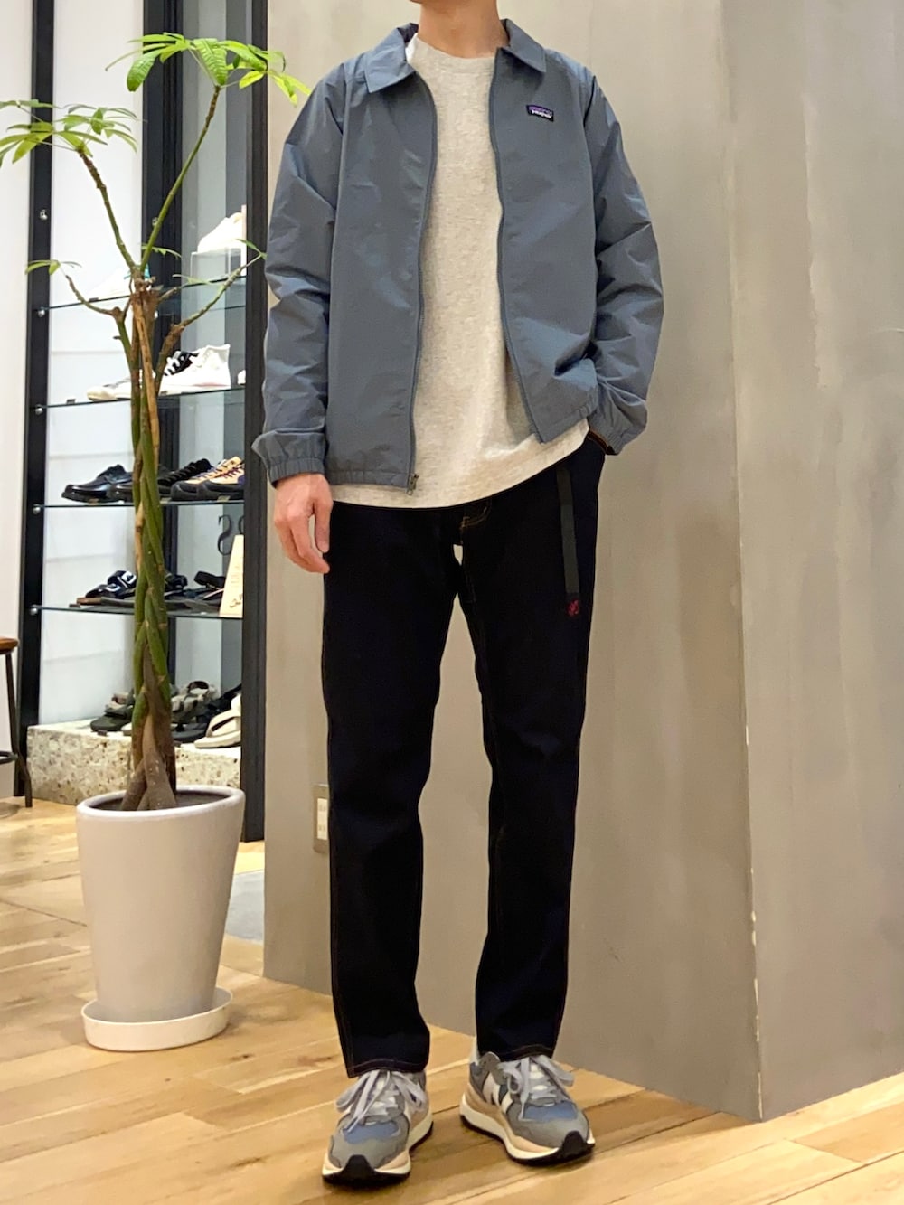 グレー系のTシャツ/カットソー、ブルー系のその他パンツ、グレー系のスニーカーを着用したメンズの春コーディネートの3枚目の写真