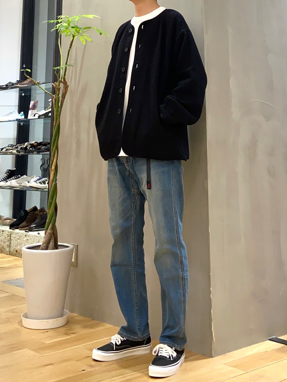 ブラック系のブルゾン、ホワイト系のTシャツ/カットソー、ブラック系のスニーカーを着用したメンズの夏コーディネートの3枚目の写真