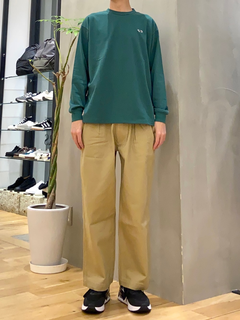 ブルー系のモッズコート、グリーン系のTシャツ/カットソー、ベージュ系のその他パンツを着用したメンズの冬コーディネートの2枚目の写真