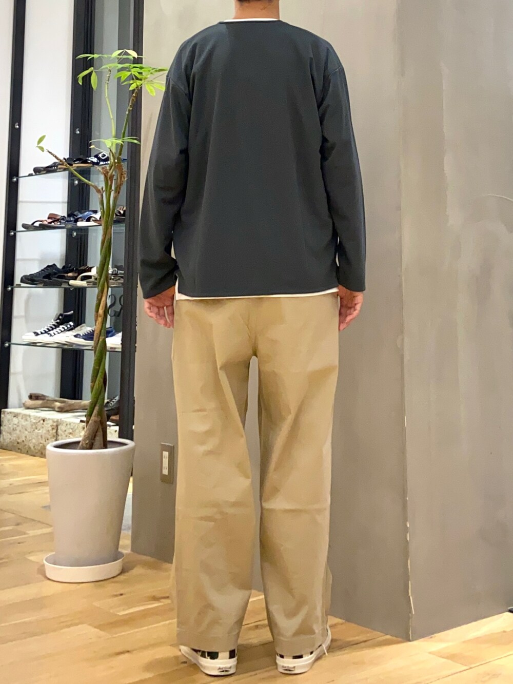 グリーン系のカーディガン/ボレロ、ベージュ系のその他パンツ、ホワイト系のTシャツ/カットソーを着用したメンズの夏コーディネートの4枚目の写真