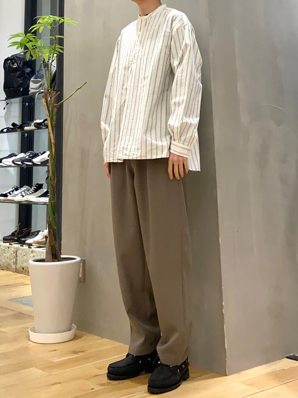 その他のシャツ/ブラウス、ブルー系のTシャツ/カットソー、ブラウン系のその他パンツを着用したメンズの夏コーディネートの3枚目の写真