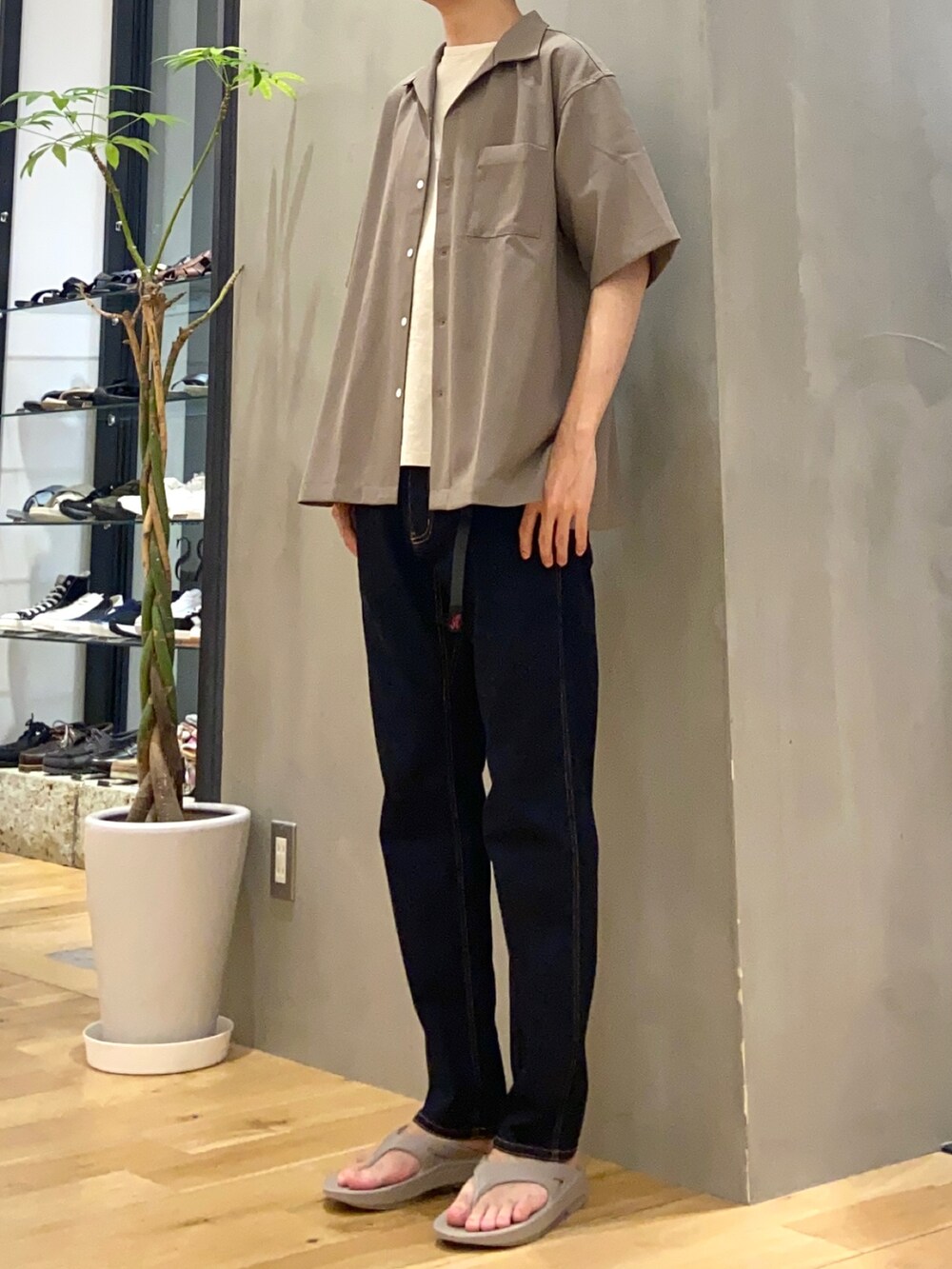 ブラウン系のシャツ/ブラウス、ホワイト系のTシャツ/カットソー、ブルー系のその他パンツを着用したメンズの夏コーディネートの3枚目の写真