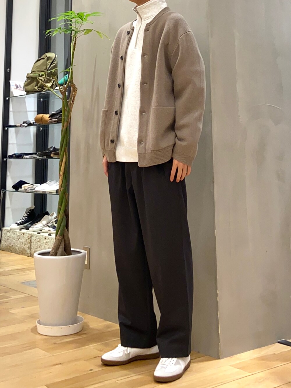 ブラウン系のカーディガン/ボレロ、グレー系のスウェット、グレー系のその他パンツを着用したメンズの冬コーディネートの2枚目の写真