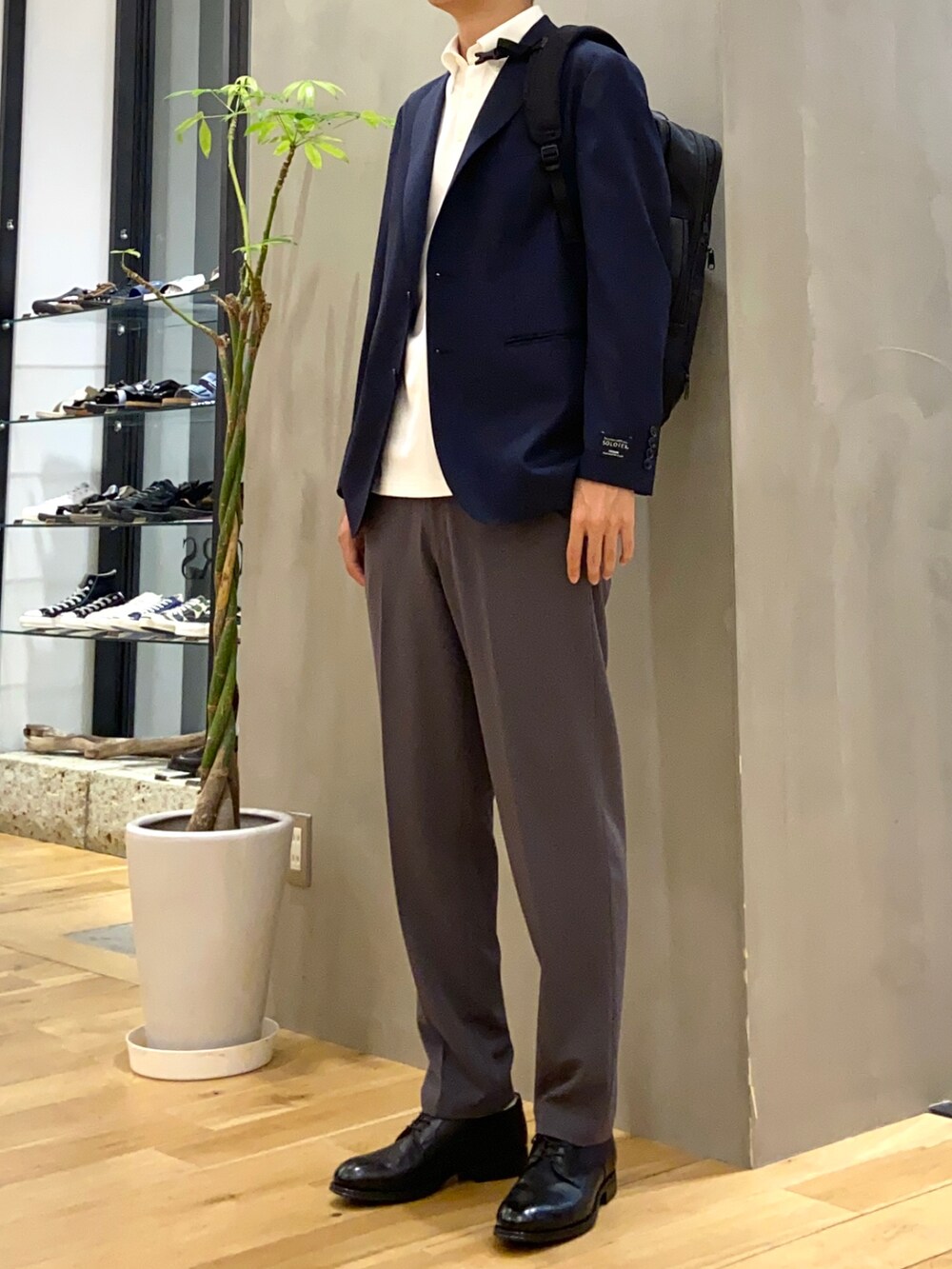 ブルー系のその他アウター、ホワイト系のポロシャツ、ブラック系のドレスシューズを着用したメンズの夏コーディネートの3枚目の写真