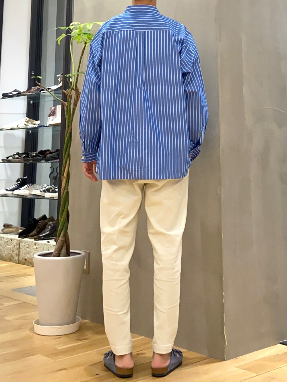 ブルー系のシャツ/ブラウス、ホワイト系のTシャツ/カットソー、ブルー系のサンダルを着用したメンズの夏コーディネートの4枚目の写真