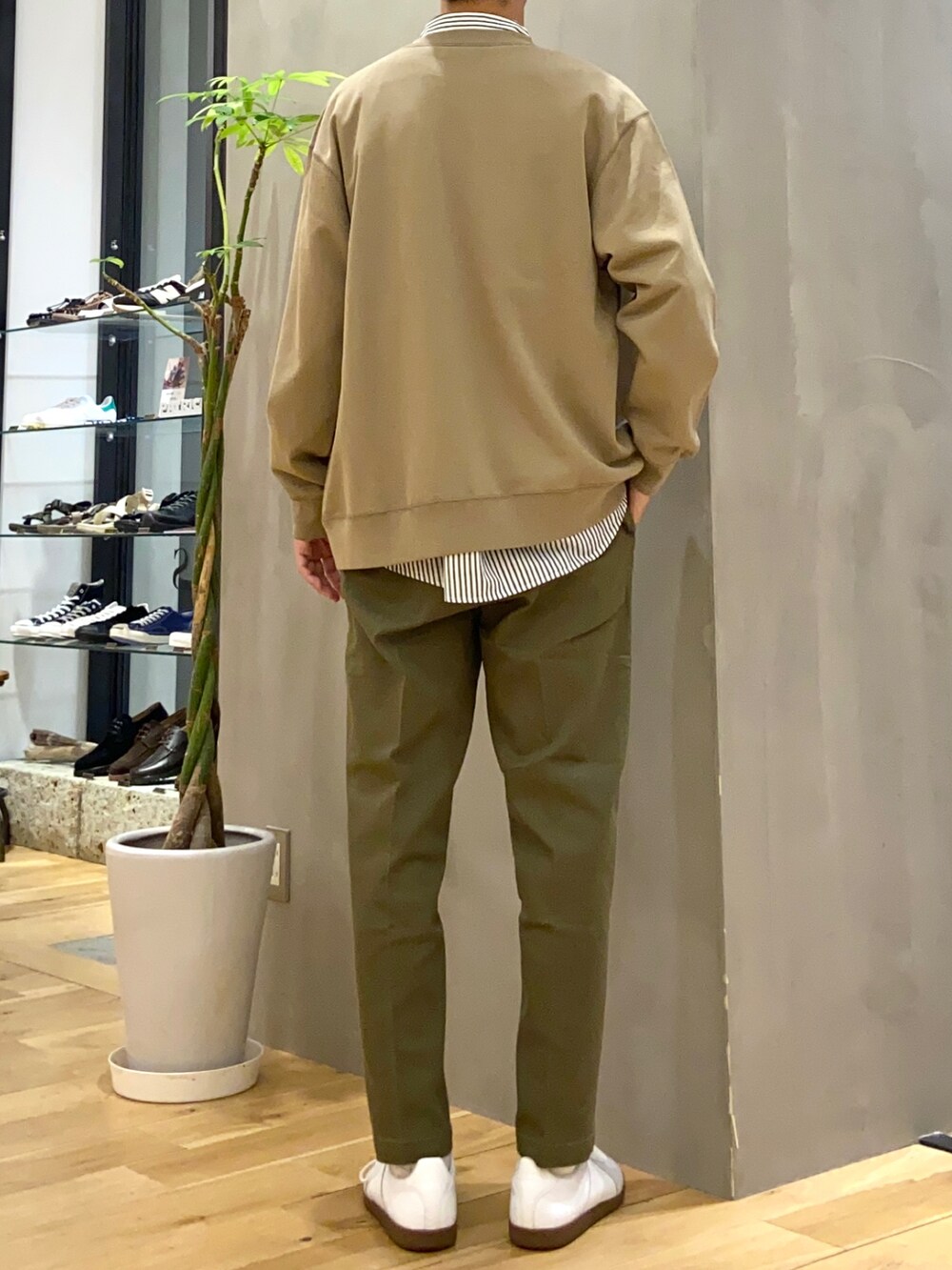 ベージュ系のカーディガン/ボレロ、グリーン系のシャツ/ブラウス、グリーン系のチノパンツを着用したメンズの秋コーディネートの3枚目の写真