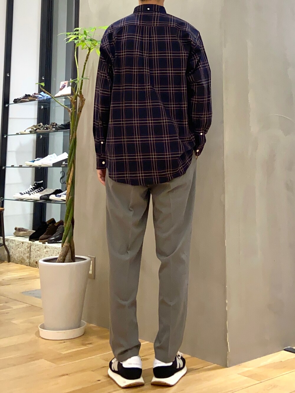 ブルー系のシャツ/ブラウス、グリーン系のその他パンツ、ブラック系のスニーカーを着用したメンズの夏コーディネートの3枚目の写真