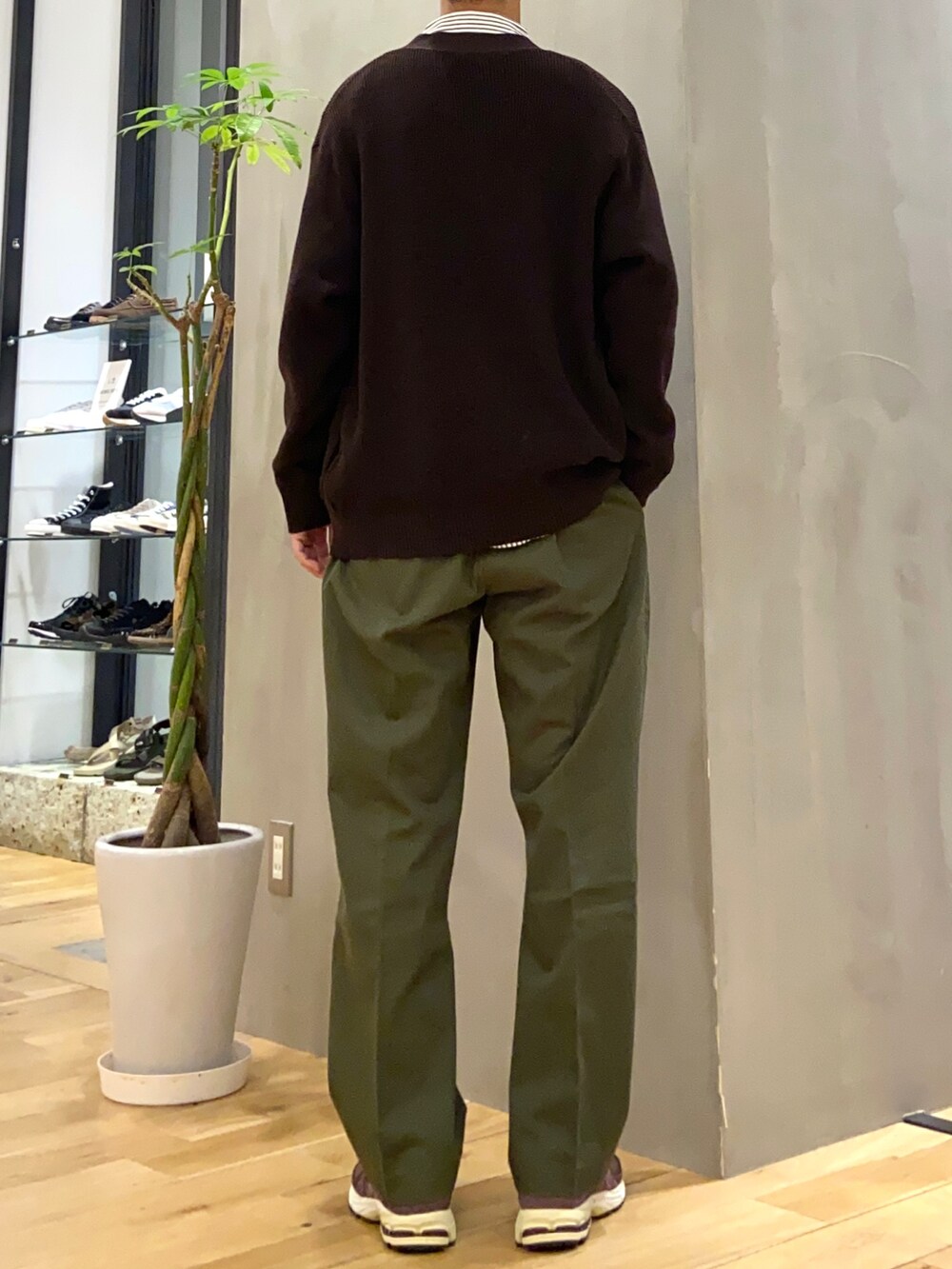 ブラウン系のカーディガン/ボレロ、ブラウン系のシャツ/ブラウス、グリーン系のその他パンツを着用したメンズの秋コーディネートの3枚目の写真