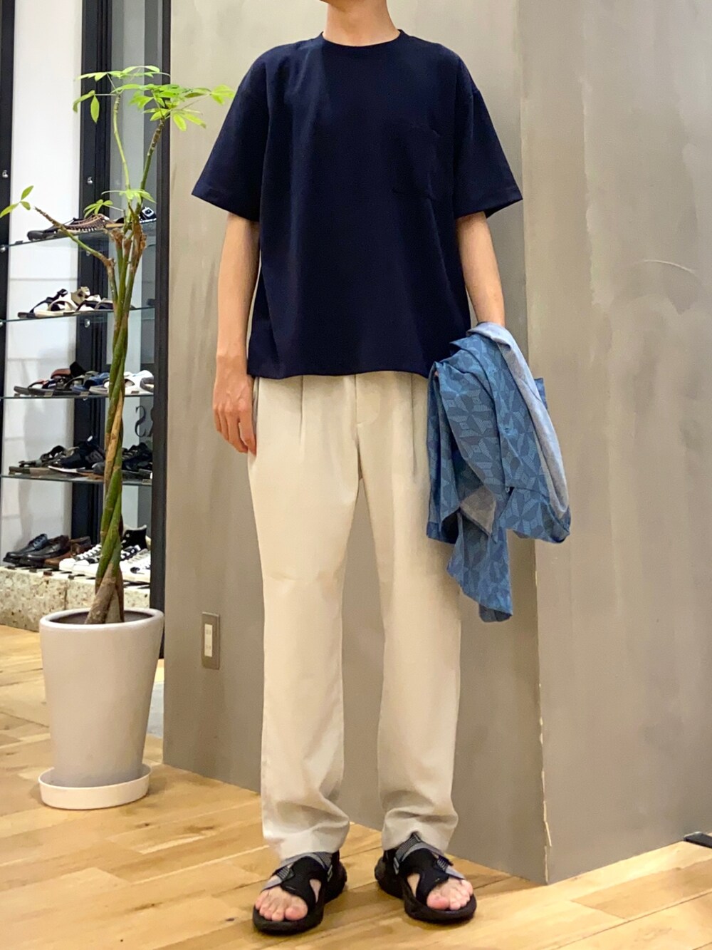ブルー系のシャツ/ブラウス、ブルー系のTシャツ/カットソー、ホワイト系のその他パンツを着用したメンズの夏コーディネートの2枚目の写真