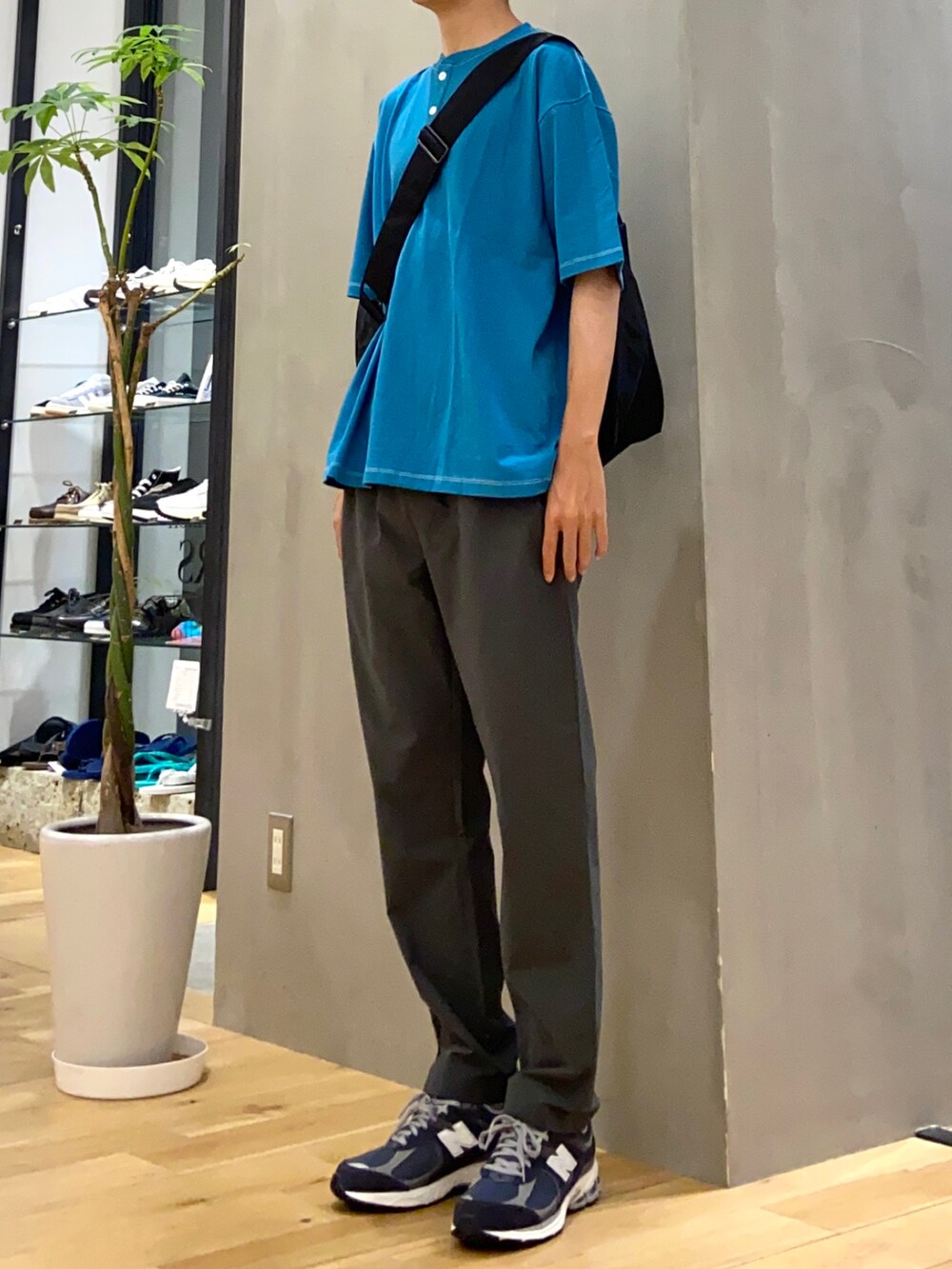 ブルー系のTシャツ/カットソー、ブラック系のショルダーバッグ、グリーン系のその他パンツを着用したメンズの秋コーディネートの2枚目の写真