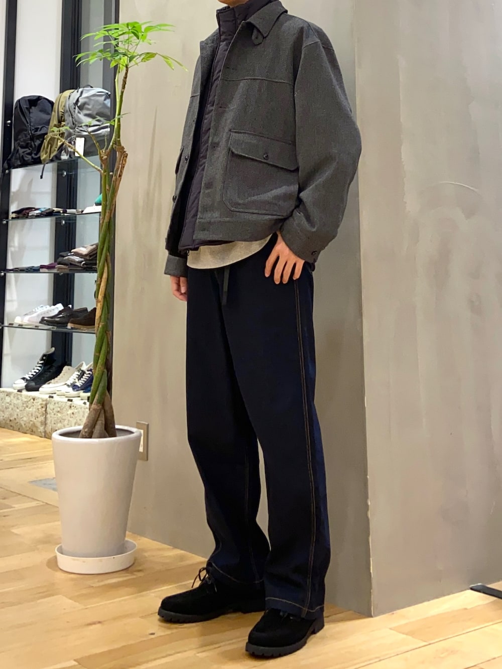 グレー系のブルゾン、グレー系のスウェット、ブルー系のその他パンツを着用したメンズの秋コーディネートの3枚目の写真