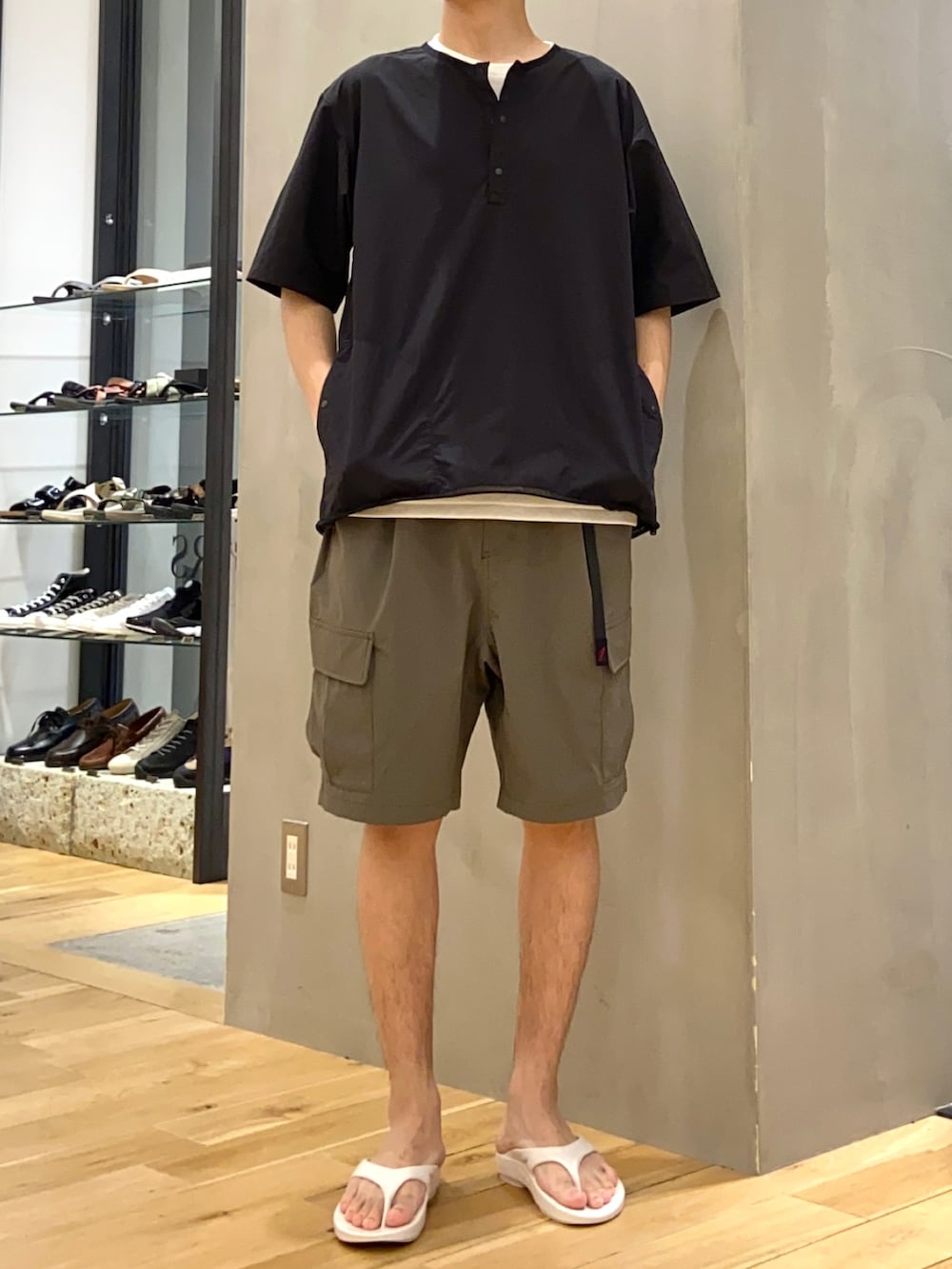 ブラック系のTシャツ/カットソー、ホワイト系のTシャツ/カットソー、グリーン系のカーゴパンツを着用したメンズの春コーディネートの2枚目の写真