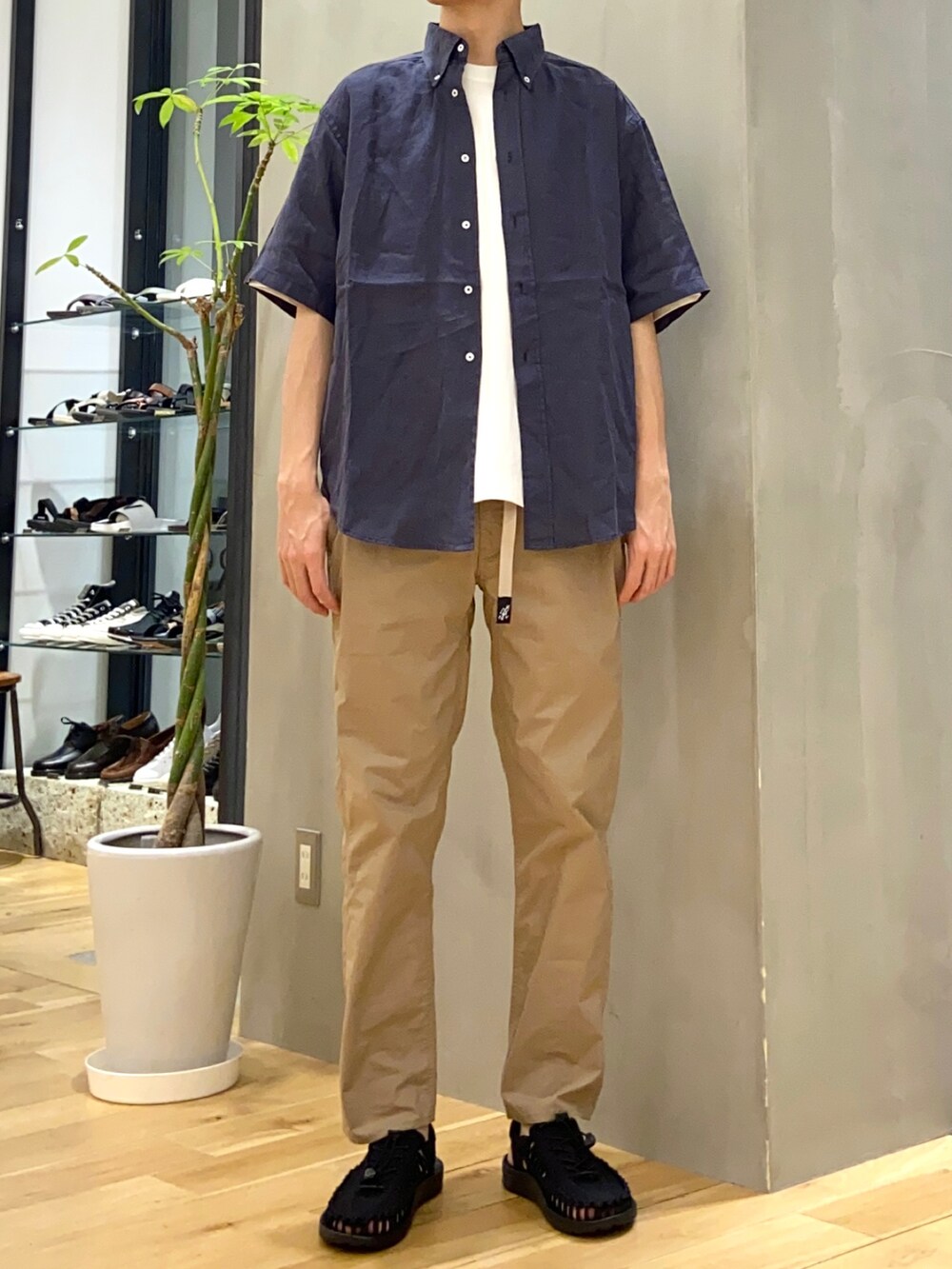 ブルー系のシャツ/ブラウス、ホワイト系のTシャツ/カットソー、ベージュ系のその他パンツを着用したメンズの夏コーディネートの3枚目の写真