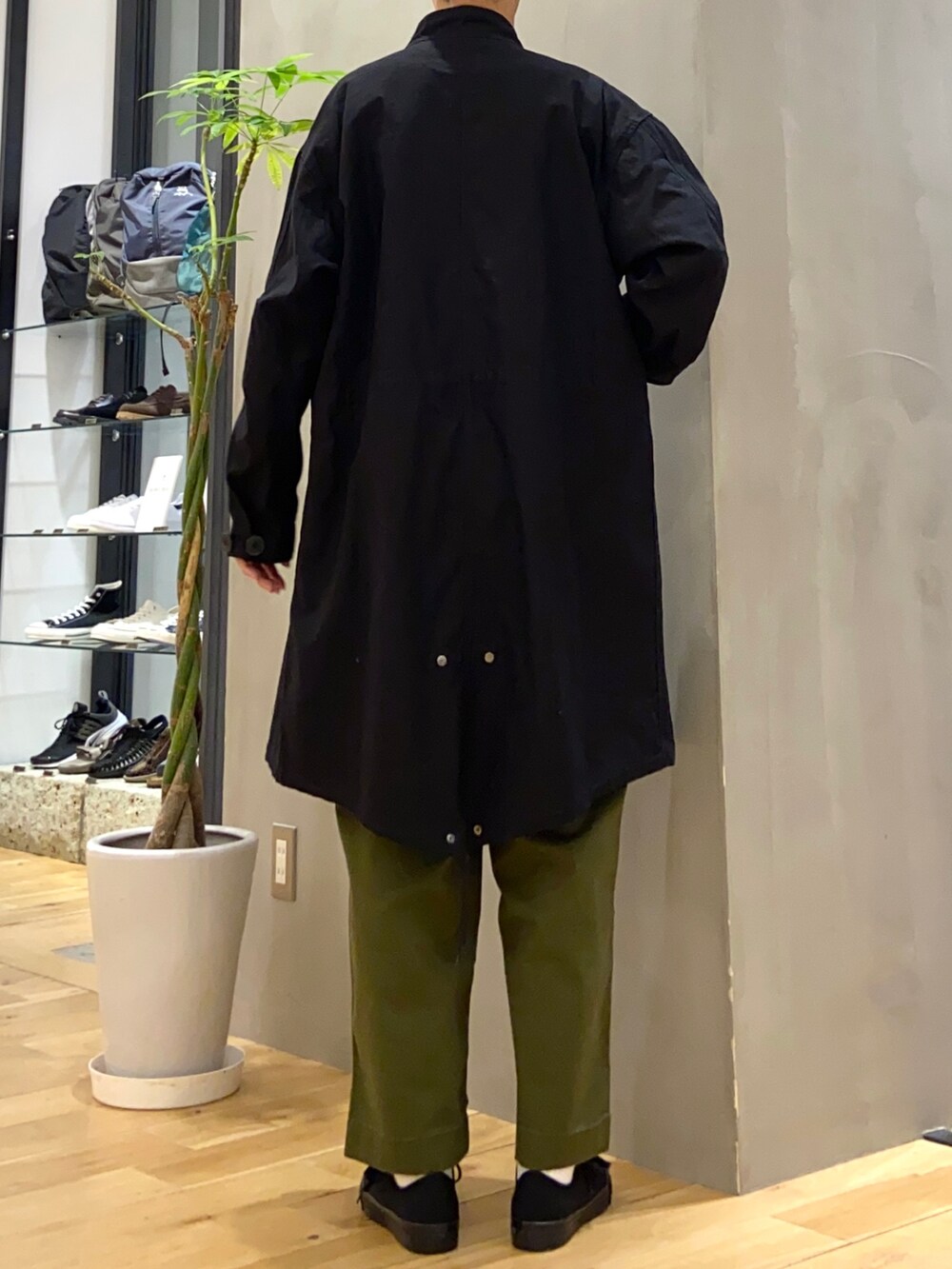 ブラック系のモッズコート、グレー系のスウェット、グリーン系のその他パンツを着用したメンズの秋コーディネートの4枚目の写真